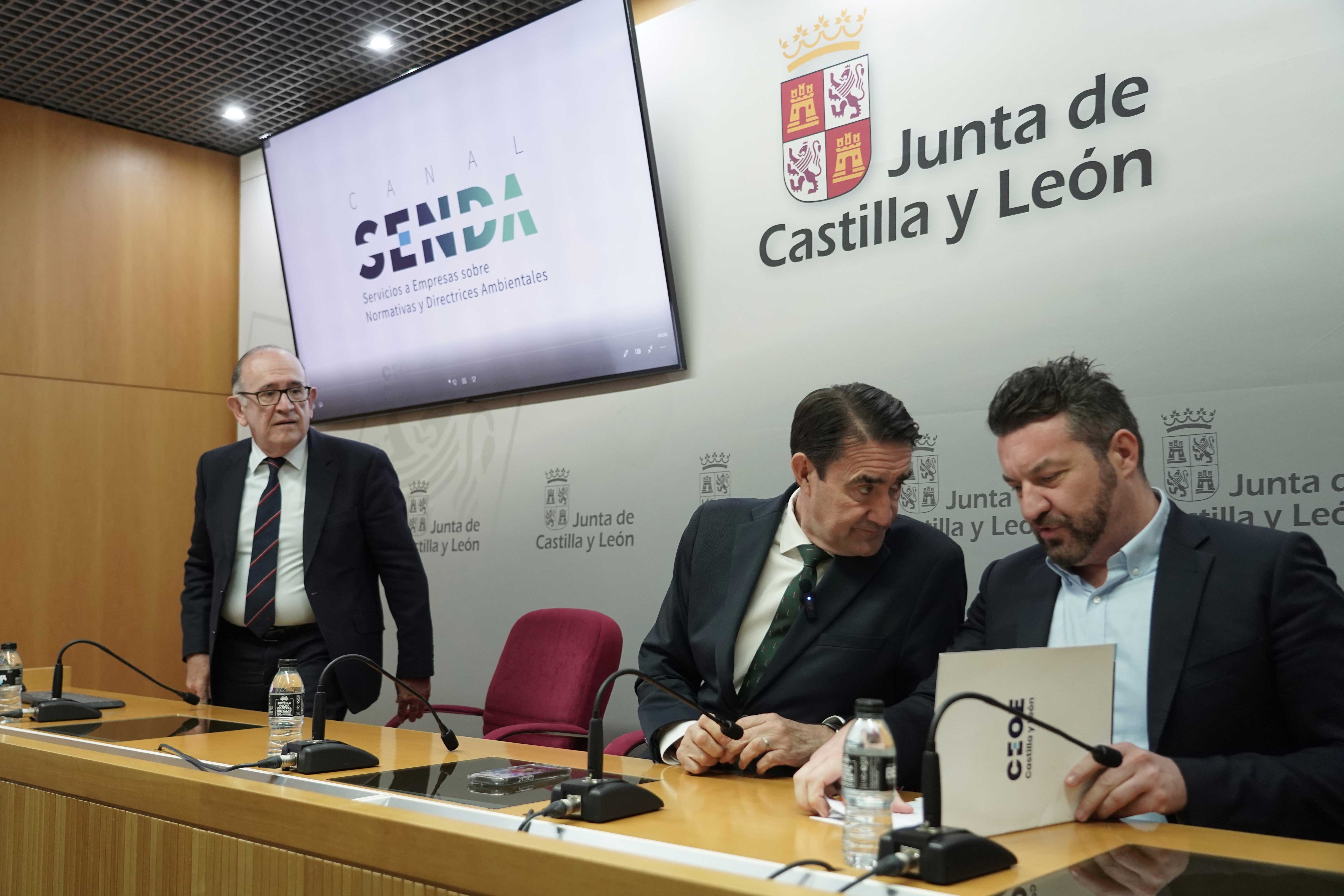 El consejero de Medio Ambiente, Vivienda y Ordenación del Territorio, Juan Carlos Suárez Quiñones, y el secretario general de CEOE Castilla y León, David Esteban, presentan el Canal SENDA