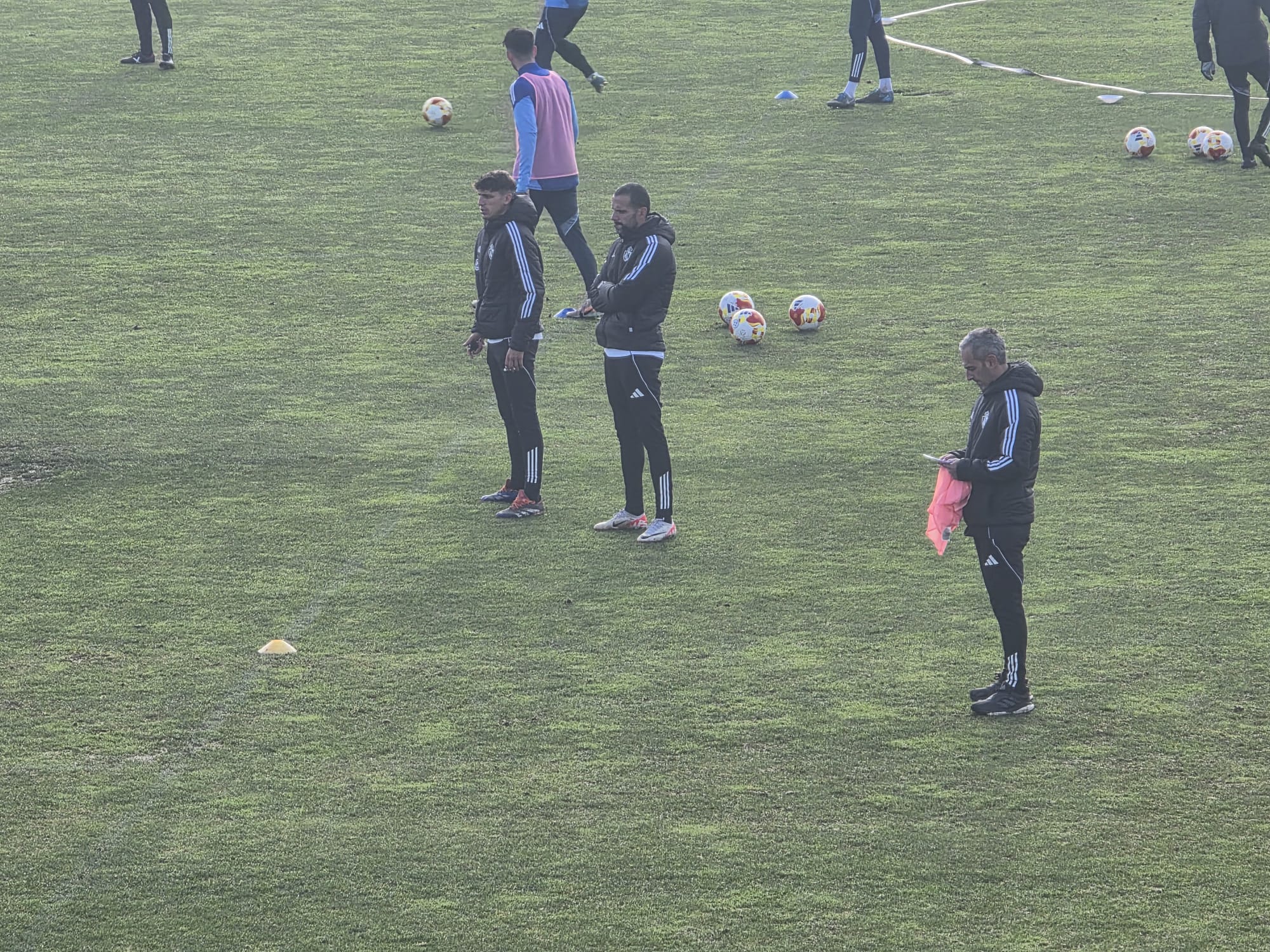 Yuri de Souza, en el entrenamiento de este martes junto a más miembros del cuerpo técnico.