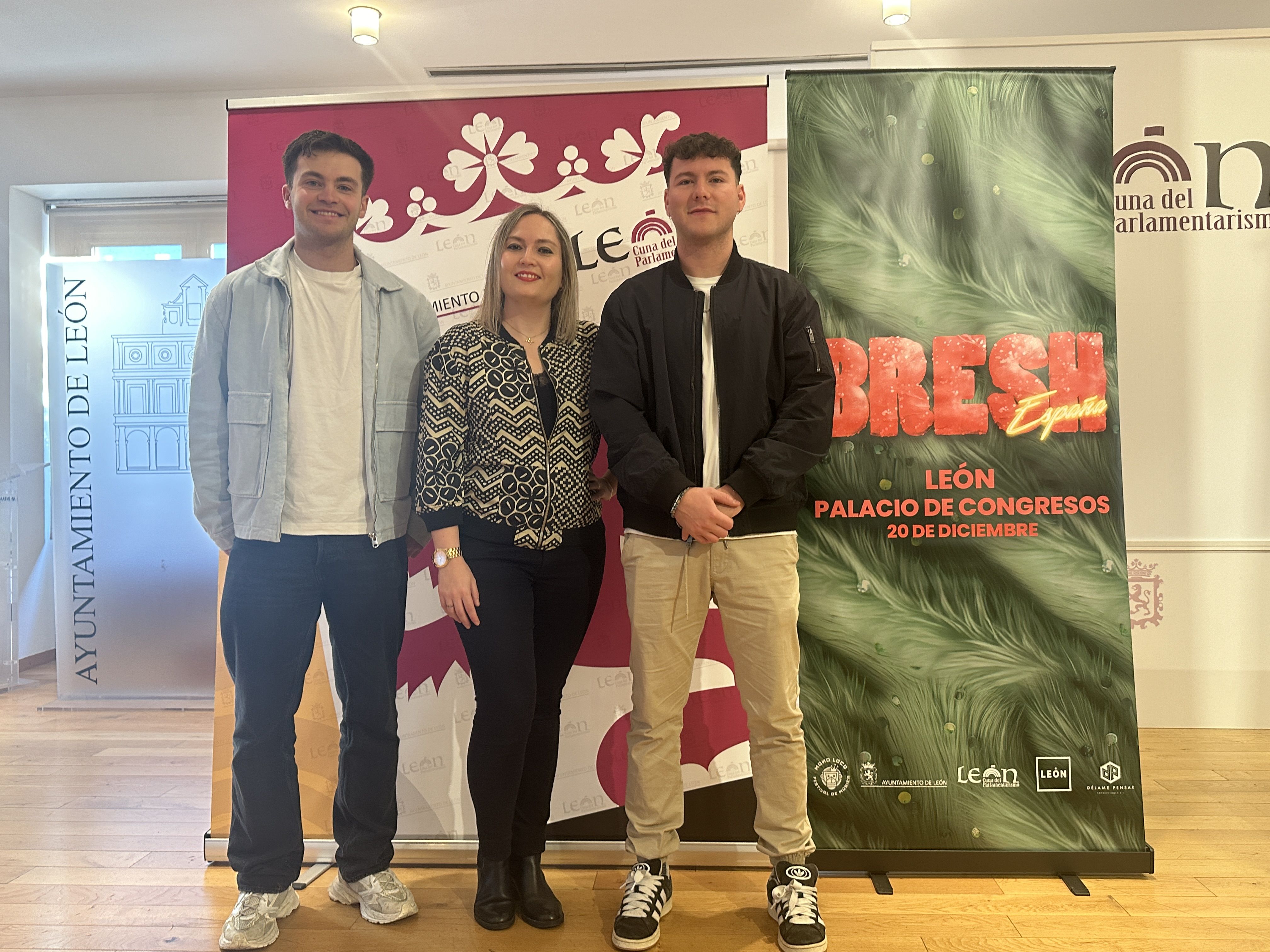 La concejala de Fiestas del Ayuntamiento de León, Camino Orejas, se reunió este martes con Héctor Herrero y Diego Bajo. | L.N.C.