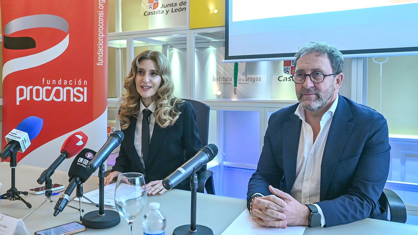 Mar Sancho y Tomás Castro firmaron este martes el convenio de colaboración para el desarrollo del centro virtual. | RICARDO ORDÓÑEZ (ICAL)