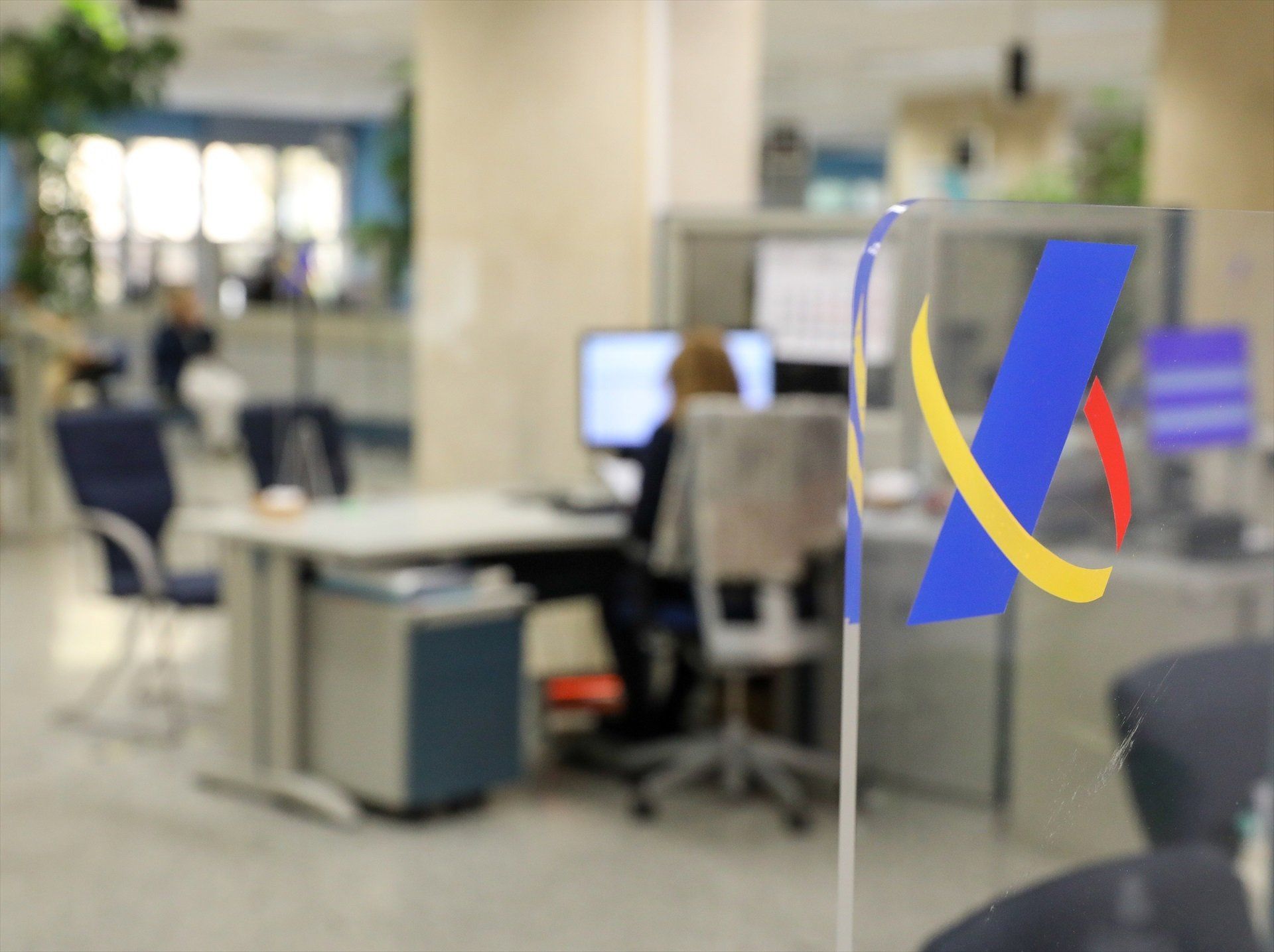 Una empleada trabaja en una oficina de la Agencia Tributaria en una imagen de archivo. | EUROPA PRESS