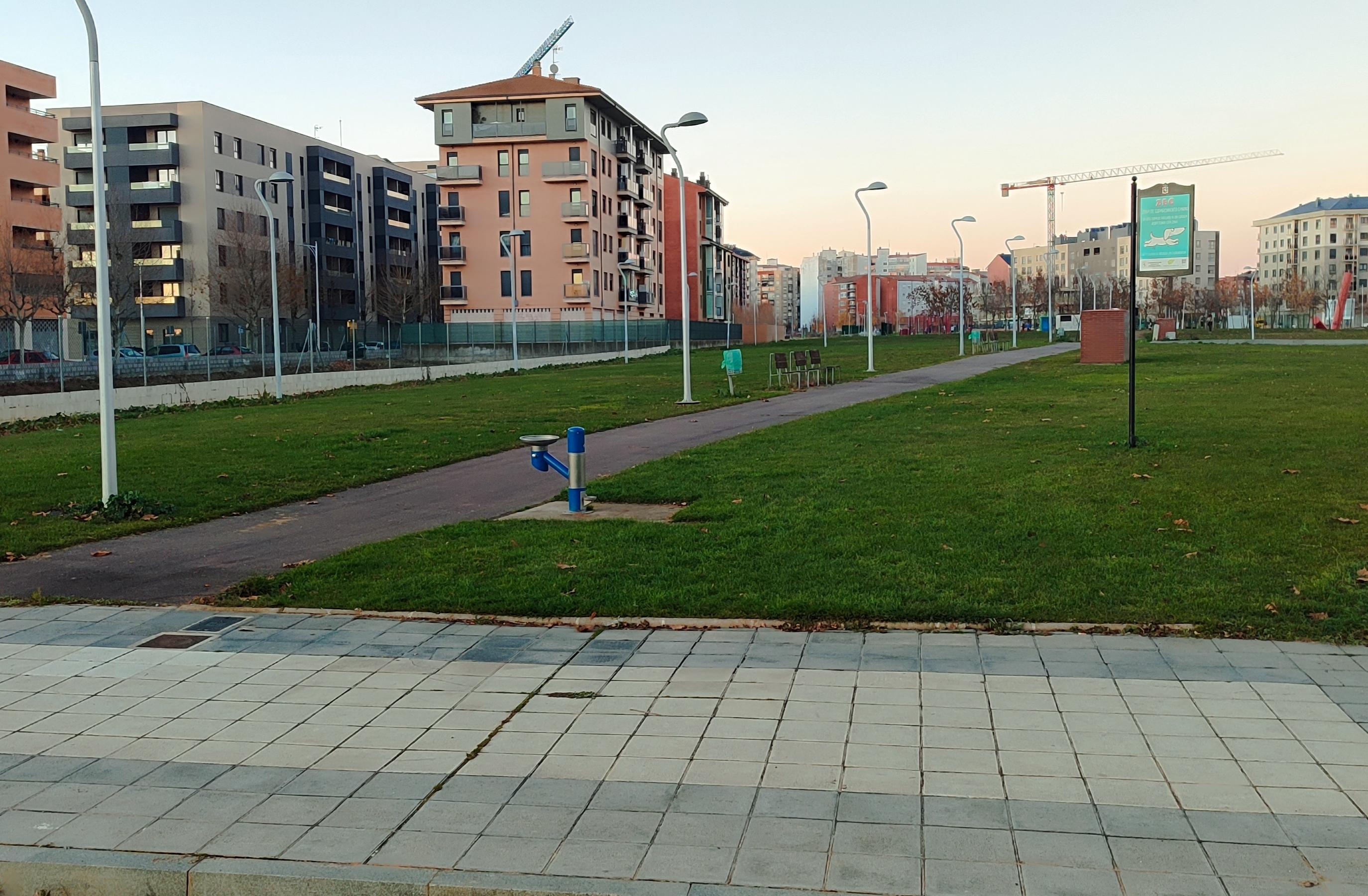Zona de esparcimiento canino en La Lastra. | L.N.C. Zona de esparcimiento canino en La Lastra. | L.N.C.