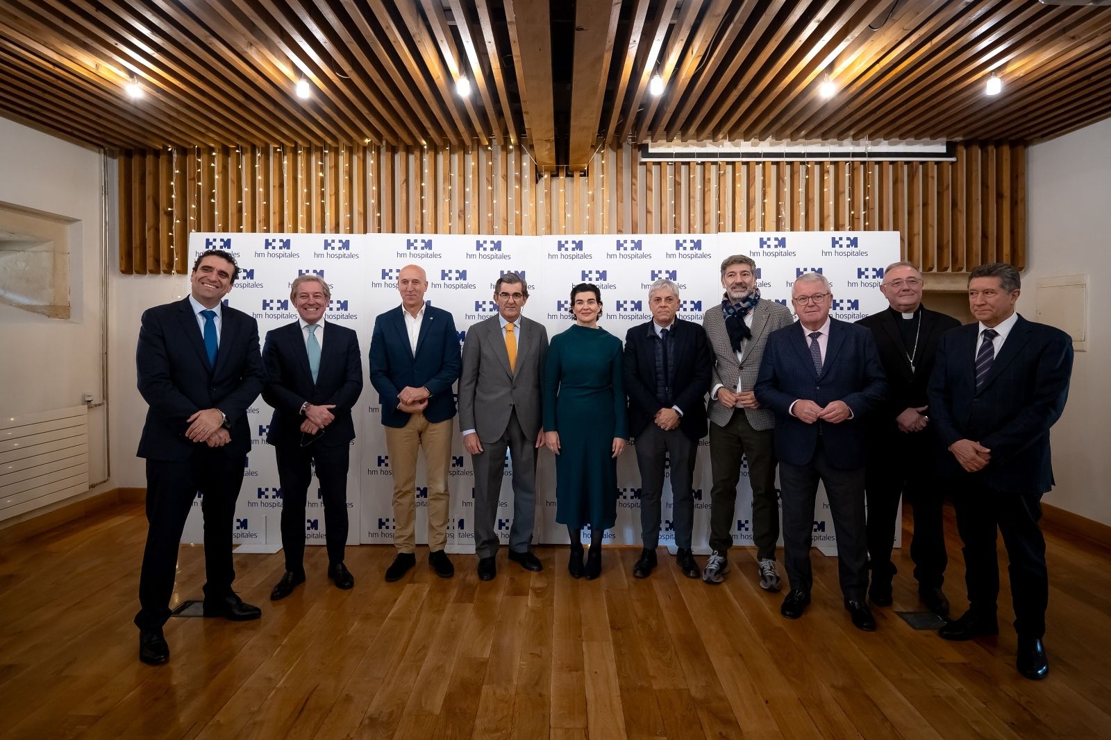 Una foto de familia previa al encuentro navideño de HM Hospitales de León| L.N.C. 