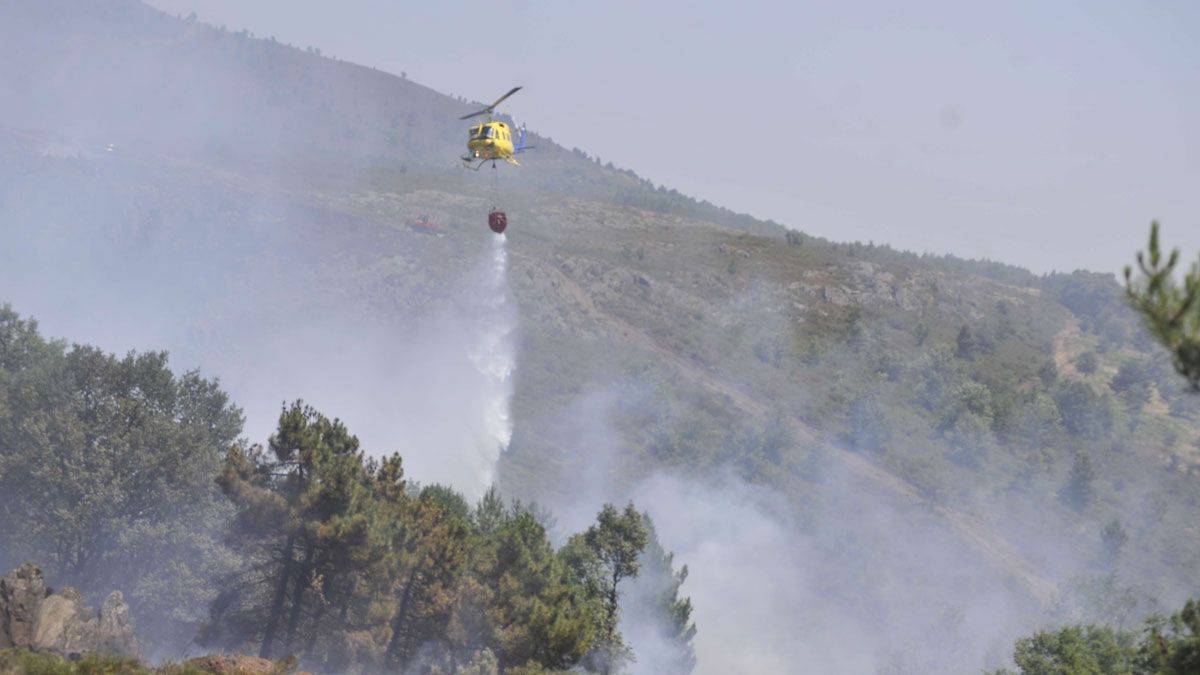 Un helicóptero actuando en un incendio en una imagen de archivo. | DANIEL MARTÍN