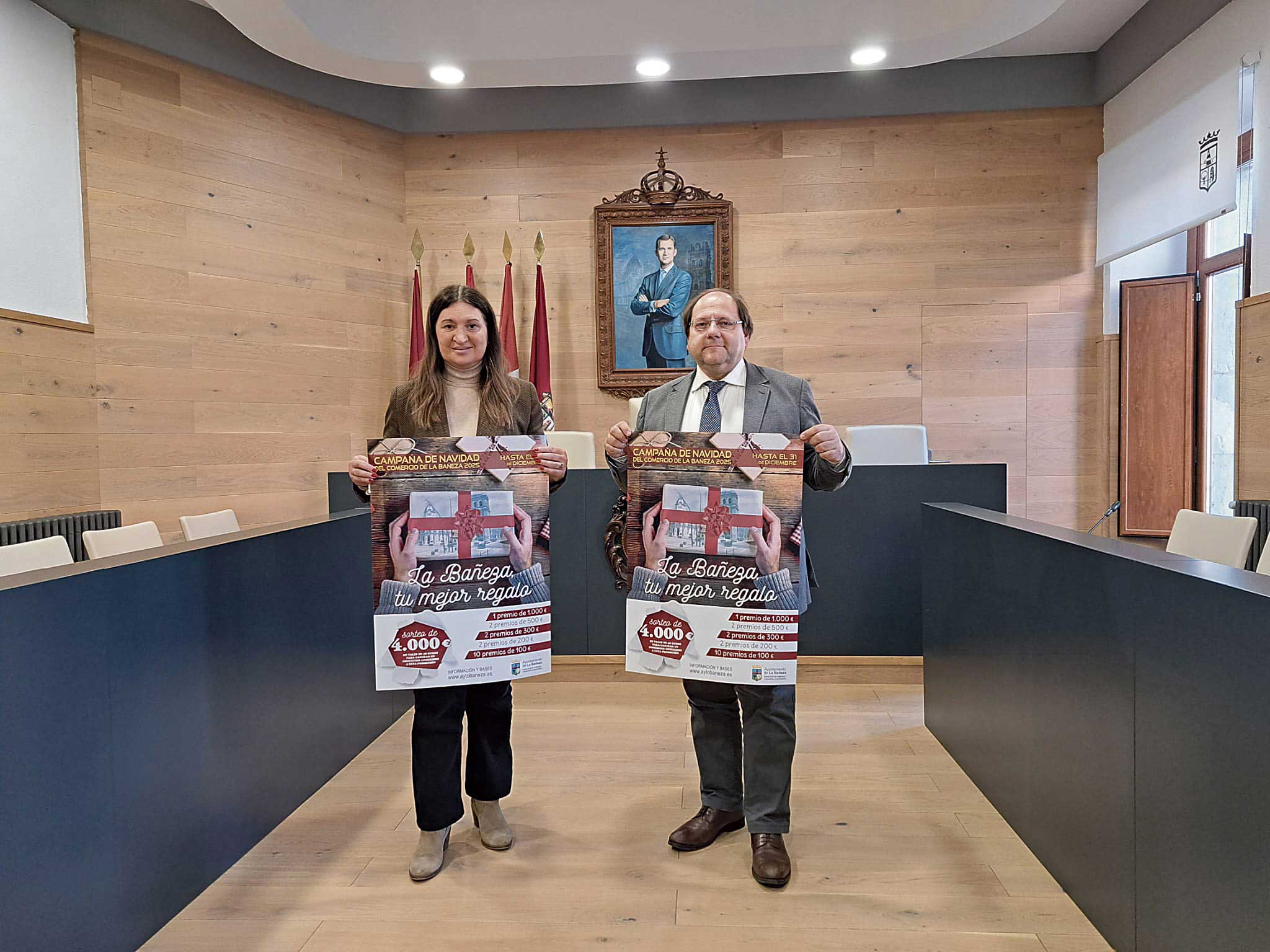 Elena BaÍlez, concejala de Comercio y Desarrollo Económico, y Javier Carreras, alcalde de La Bañeza, en la presentación. |L.N.C.