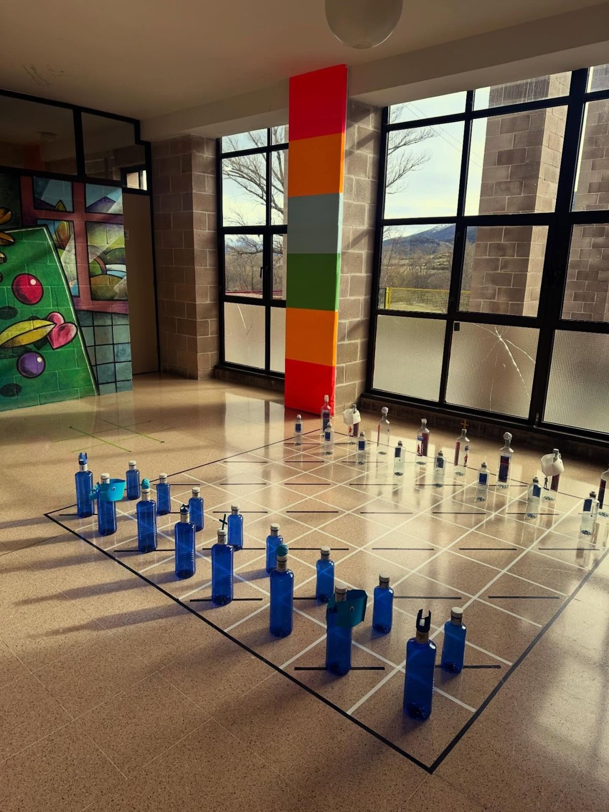 Botellas recicladas se transforman en un ajedrez gigante en el CRA Babia | L.N.C.