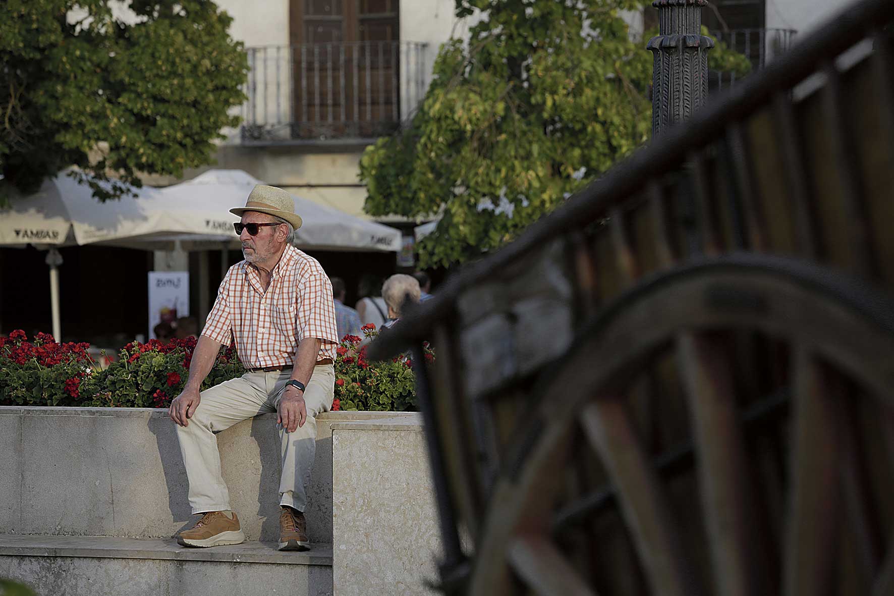 Uno y trino; el carro y el paisano..