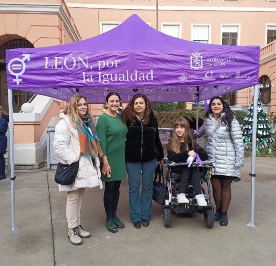 La concejala de Igualdad, Mercedes Escudero, visita uno de los centros de León con puntos violeta. | L.N.C.