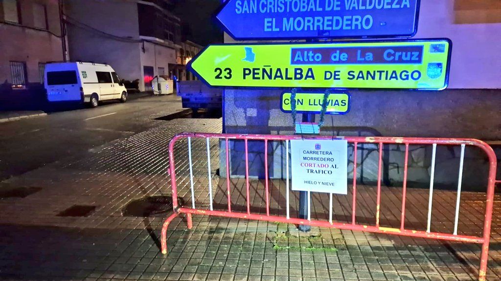 Corte de la carretera del Morredero por el riesgo provocado por el hielo y la nieve. | POLICÍA MUNICIPAL PONFERRADA