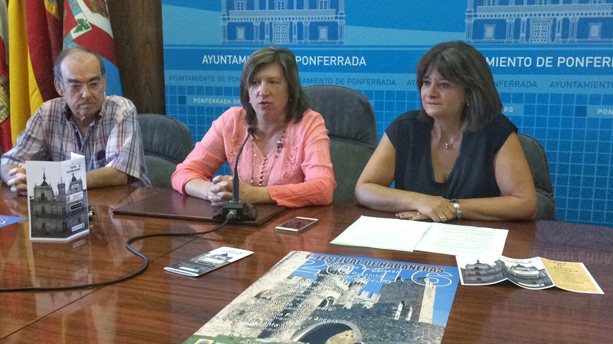 Miembros de Solera Berciana y la edil de Cultura, este lunes en la presentación del festival de habaneras. | ICAL Miembros de Solera Berciana y la edil de Cultura, este lunes en la presentación del festival de habaneras. | ICAL