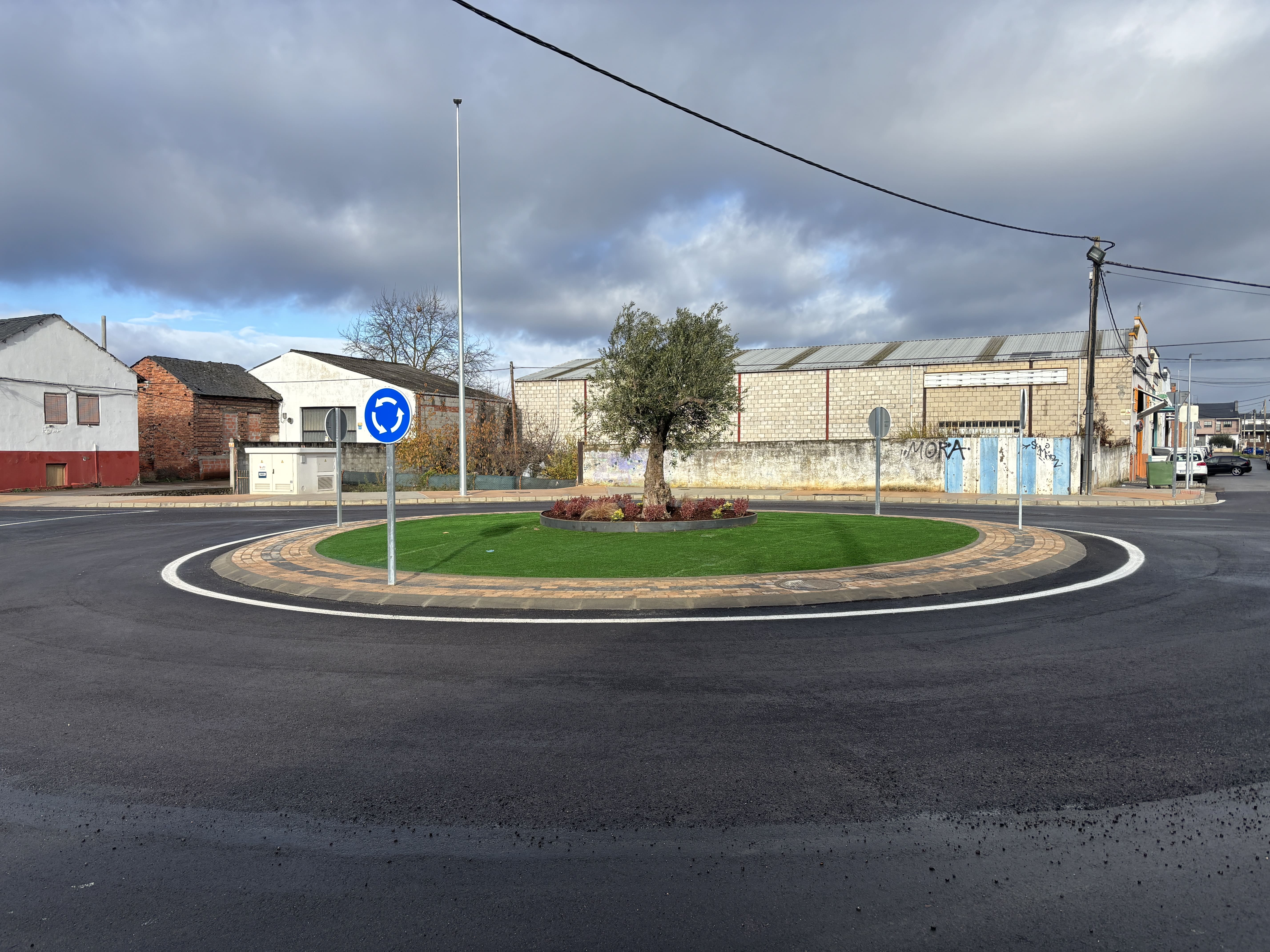 Nueva rotonda de acceso a Toral de Merayo desde la Avenida de Portugal de Ponferrada. | JAVIER FERNÁNDEZ