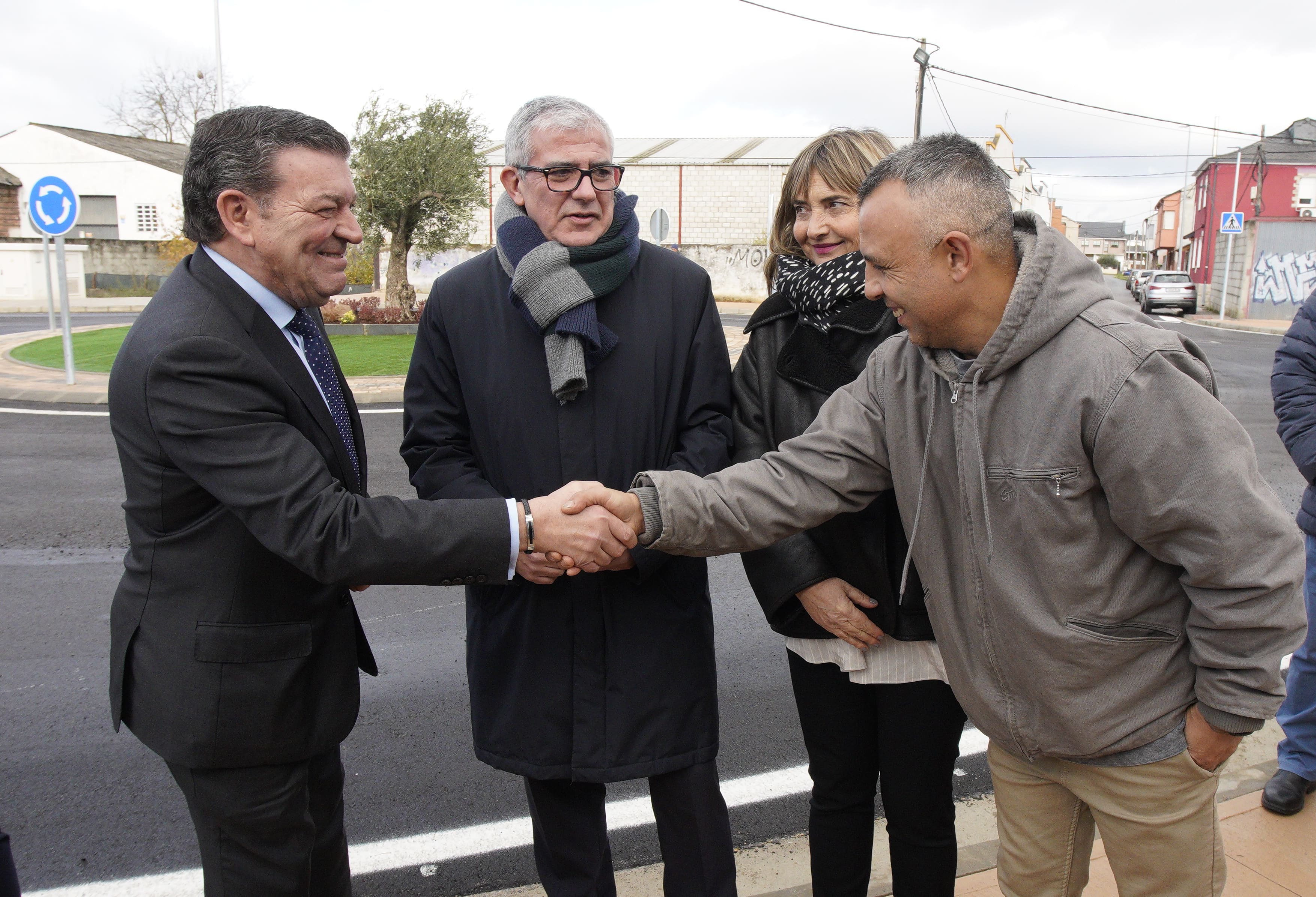 Luis Miguel González Gago, a la izquierda, acudió al acto de inauguración. | CÉSAR SÁNCHEZ (ICAL)
