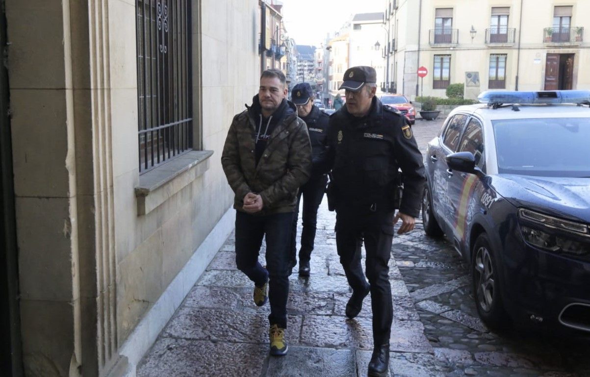 El acusado del parricidio, a la llegada al juicio en la Audiencia Provincial de León. | FERNANDO OTERO