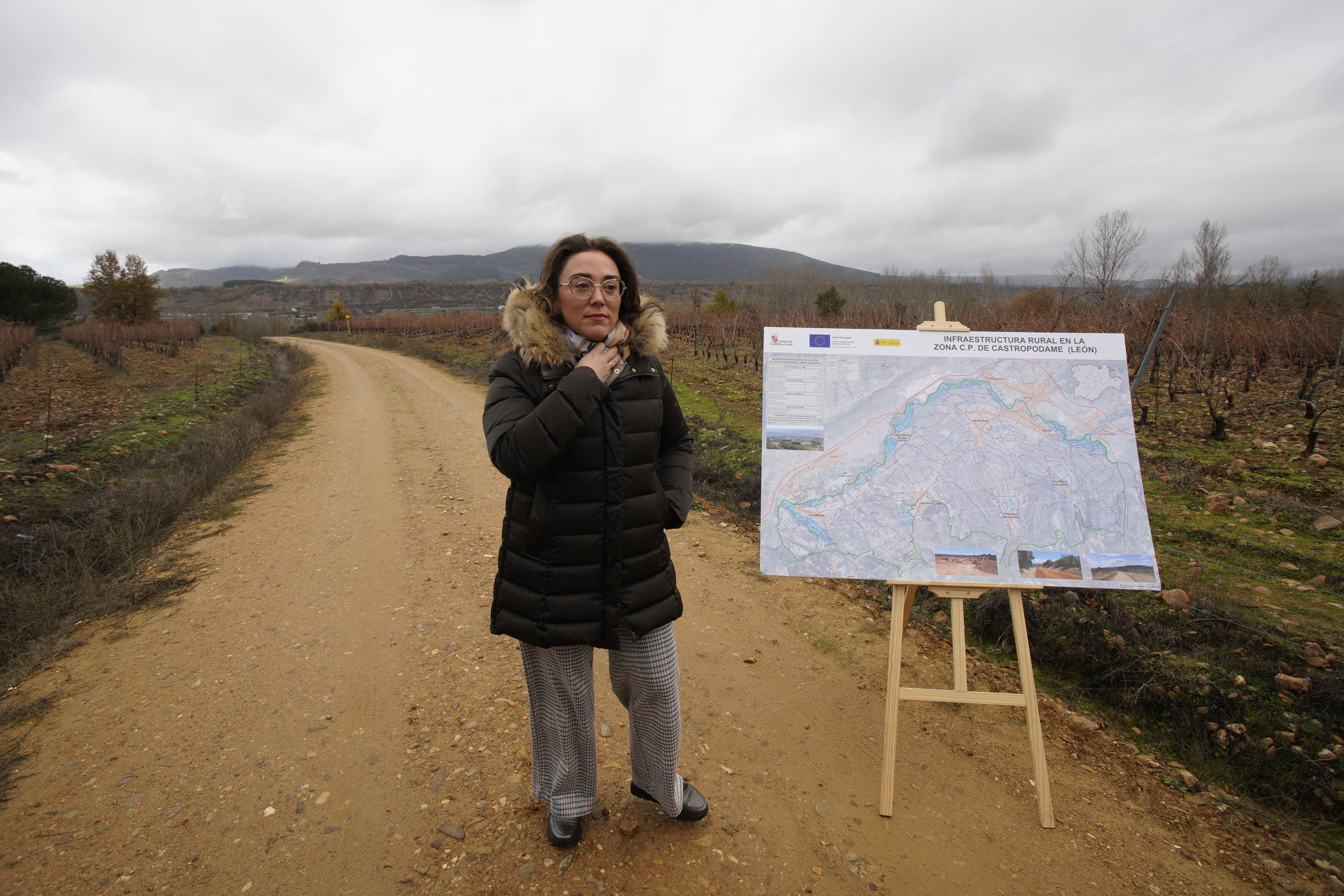 La consejera de Agricultura, Ganadería y Desarrollo Rural, María González Corral, en su visita a la zona. | C.S. (ICAL)