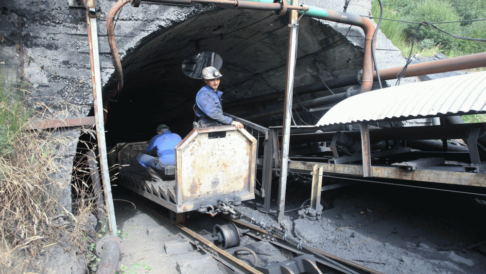 Imagen de archivo de un trabajador en el grupo Casares de Alto Bierzo. | CÉSAR SÁNCHEZ (ICAL)