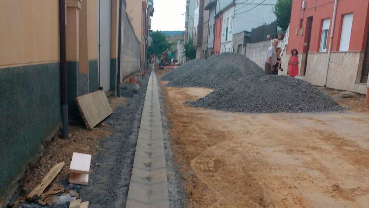 Fotos de las obras en la calle Velázquez de Fabero, de la que se queja uno de los vecinos.| L.N.C.