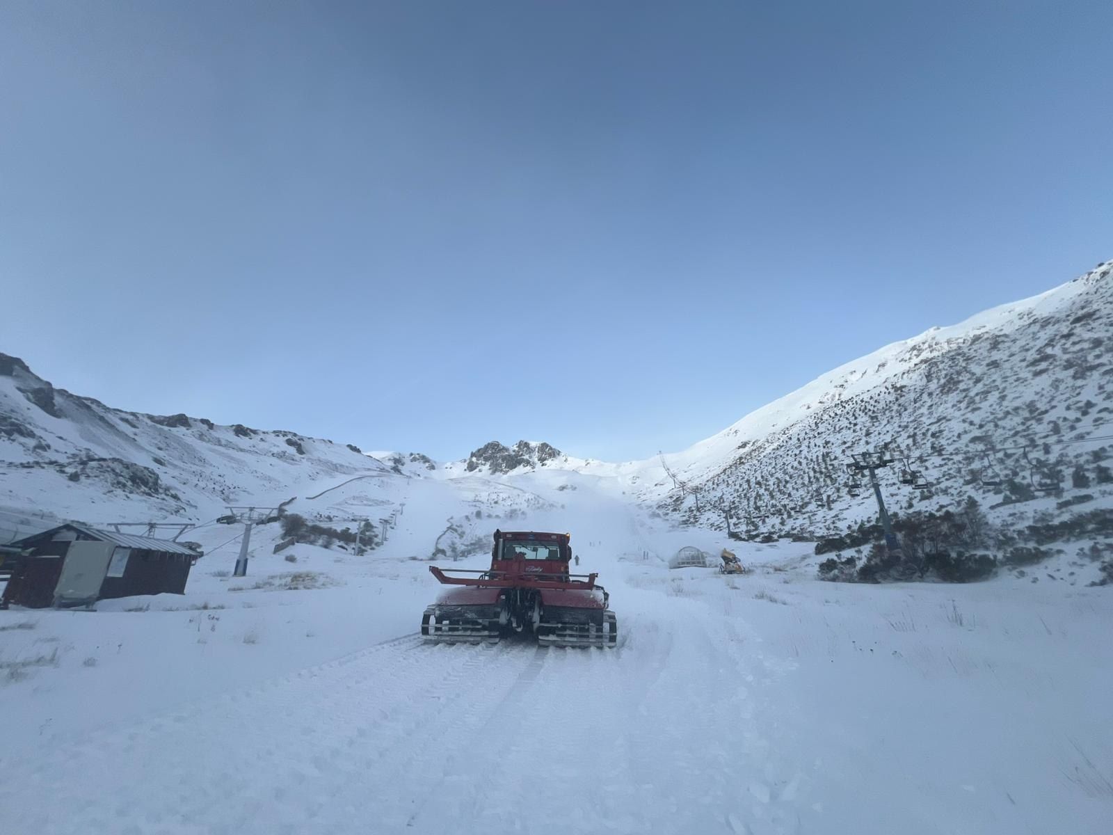 Estado actual de la estación de esquí de San Isidro, con las máquinas preparando la nieve para poder abrir. | DIPUTACIÓN DE LEÓN