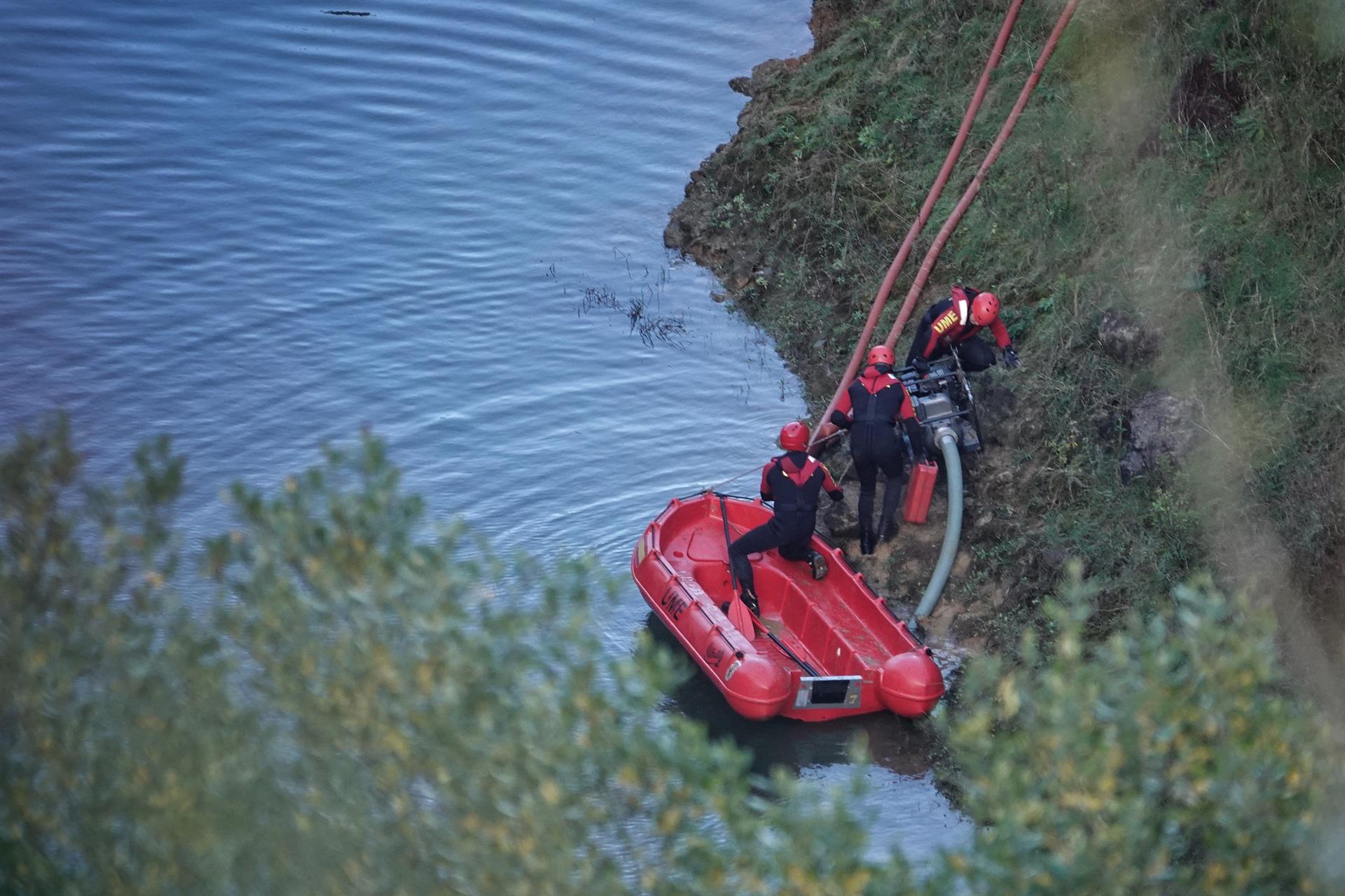 Agentes de la UME rastrean la balsa de Berbes, en Ribadesella para buscar los restos de dos personas, madre e hija, desparecidas en 1987. | EUROPA PRESS
