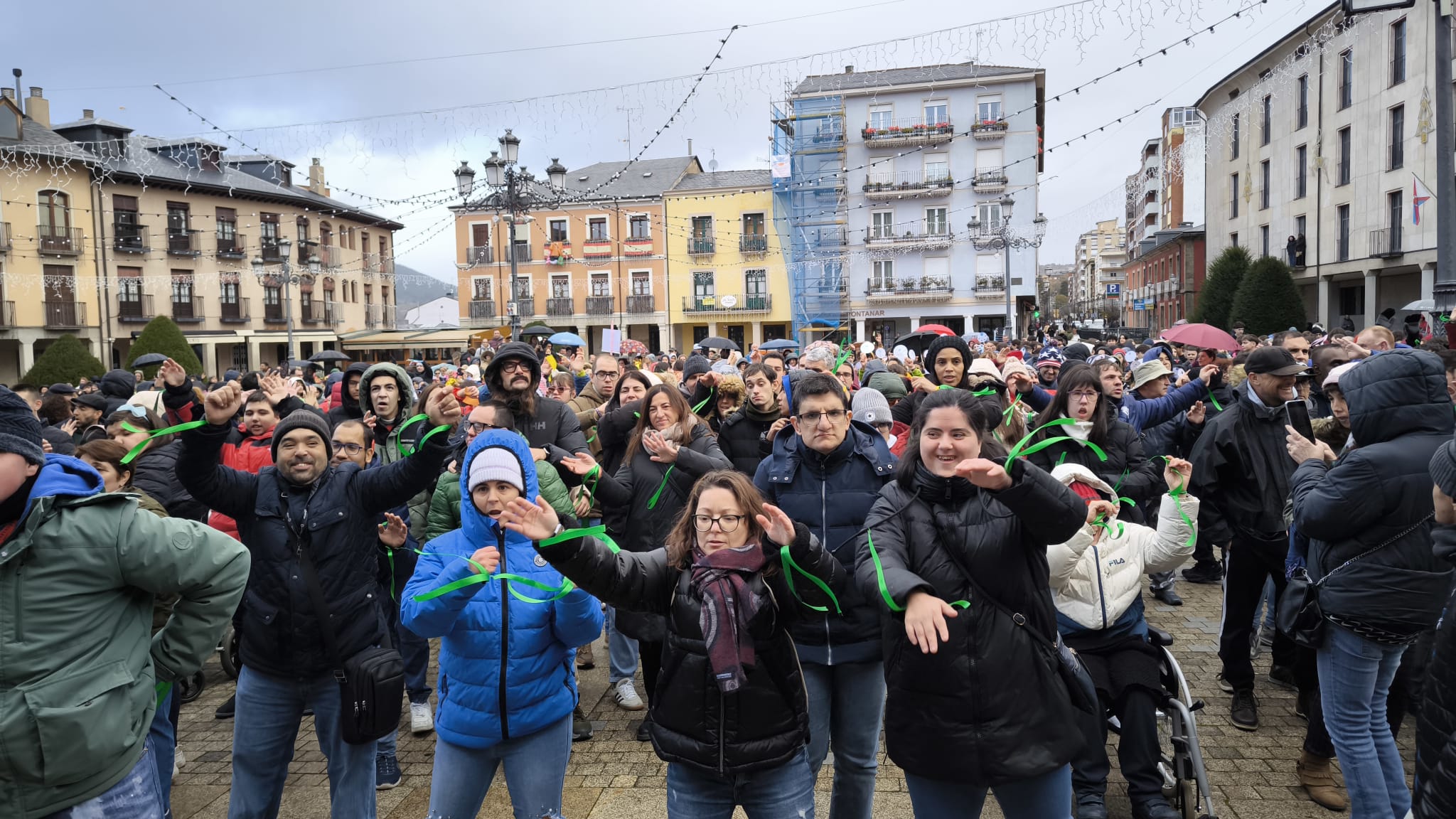 Más de 800 personas llenaron este miércoles la Plaza del Ayuntamiento de Ponferrada. Más de 800 personas llenaron este miércoles la Plaza del Ayuntamiento de Ponferrada.