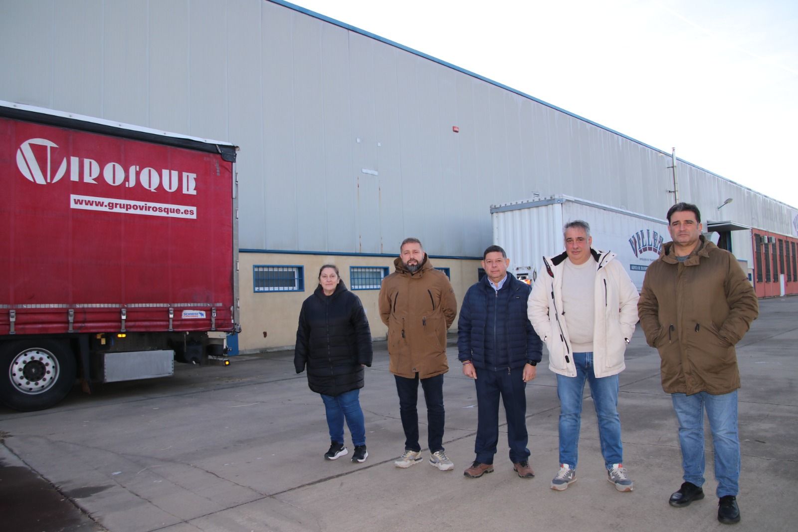 Miembros del equipo de gobierno junto con el representante de la empresa, José Manuel Llerandi Fernández, en las instalaciones. | L.N.C.