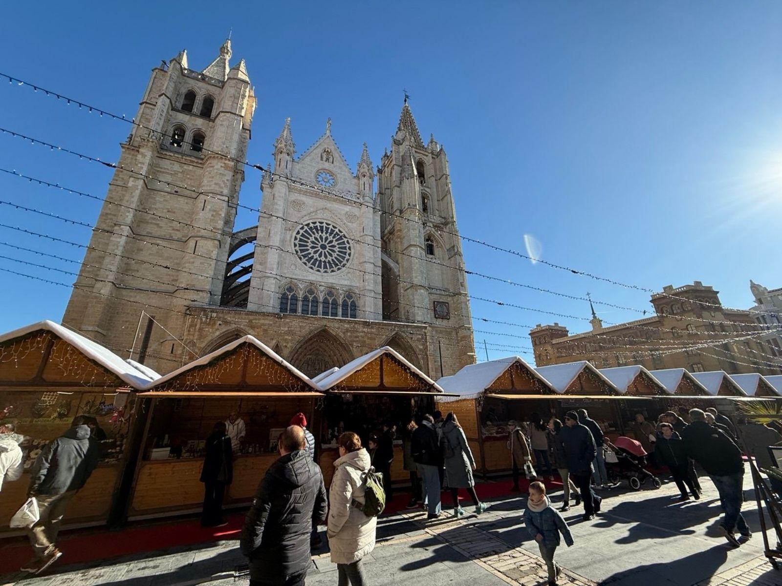 El mercadillo navideño está de nuevo este año a los pies de la Catedral de León |  L.N.C.