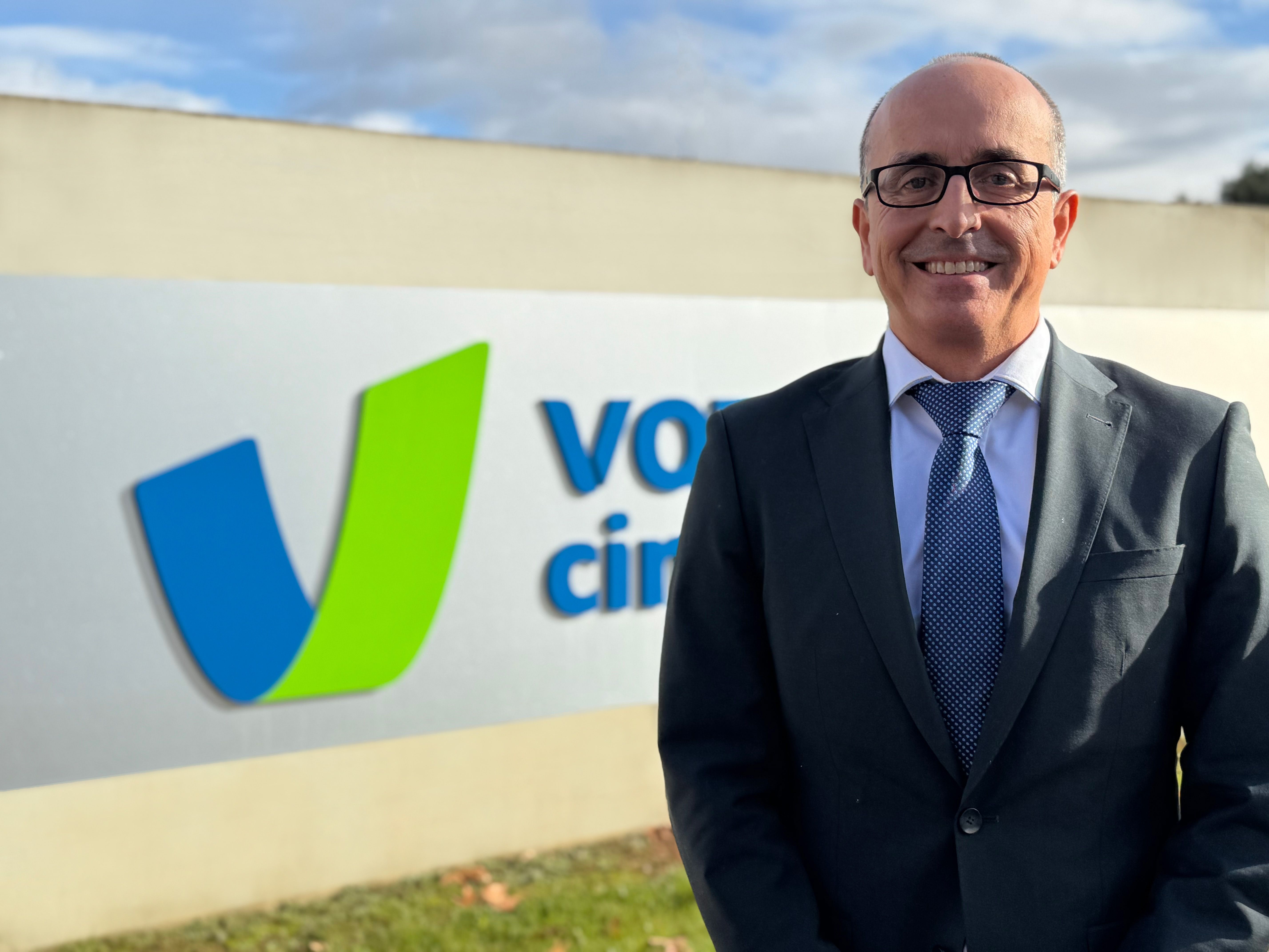 Jaime Santoalla es el director de la planta de Cementos Cosmos ubicada en Toral de los Vados. Jaime Santoalla es el director de la planta de Cementos Cosmos ubicada en Toral de los Vados.