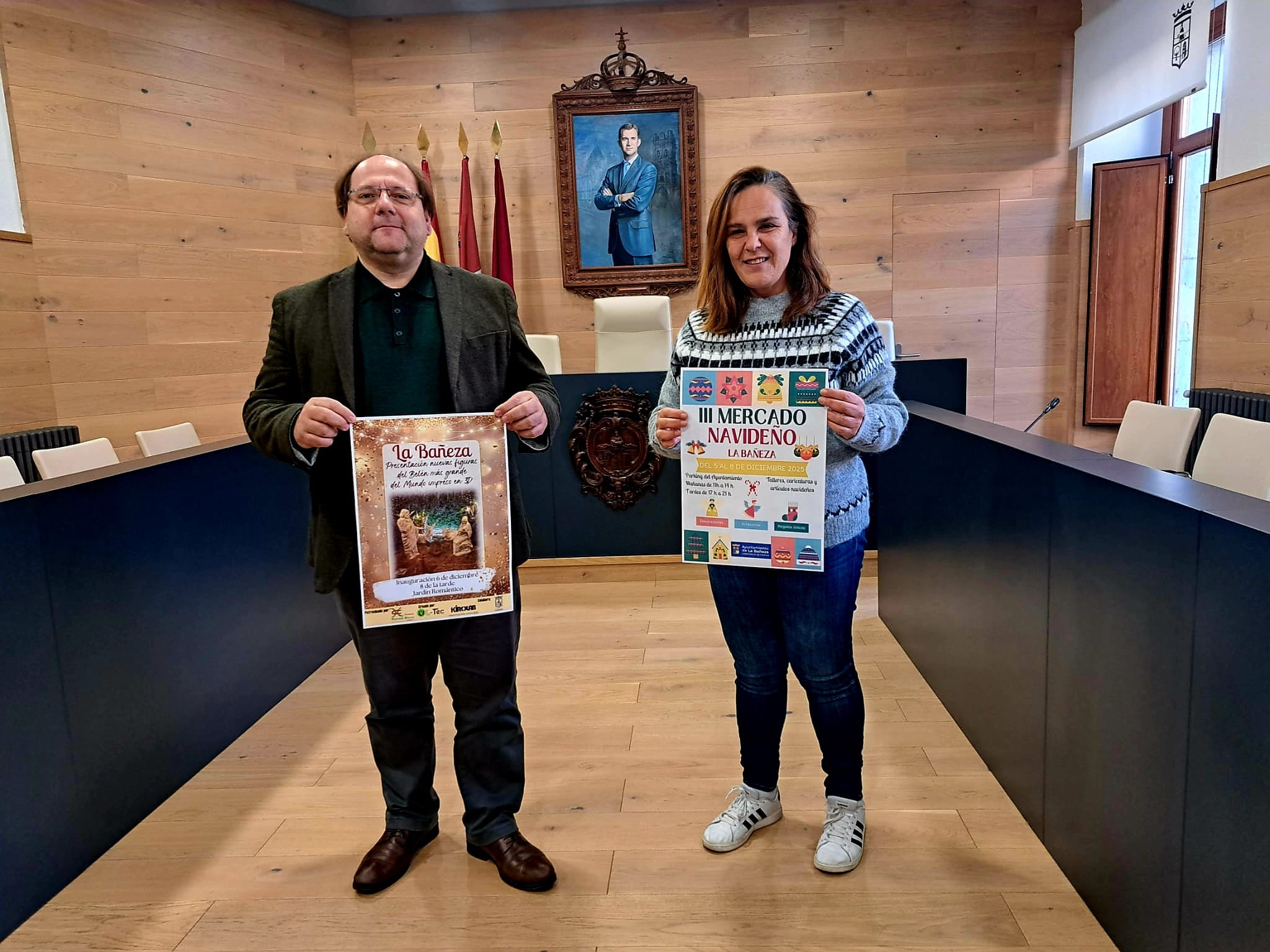 Carrera y Macho presentando el Mercadillo Navideño. | L.N.C.