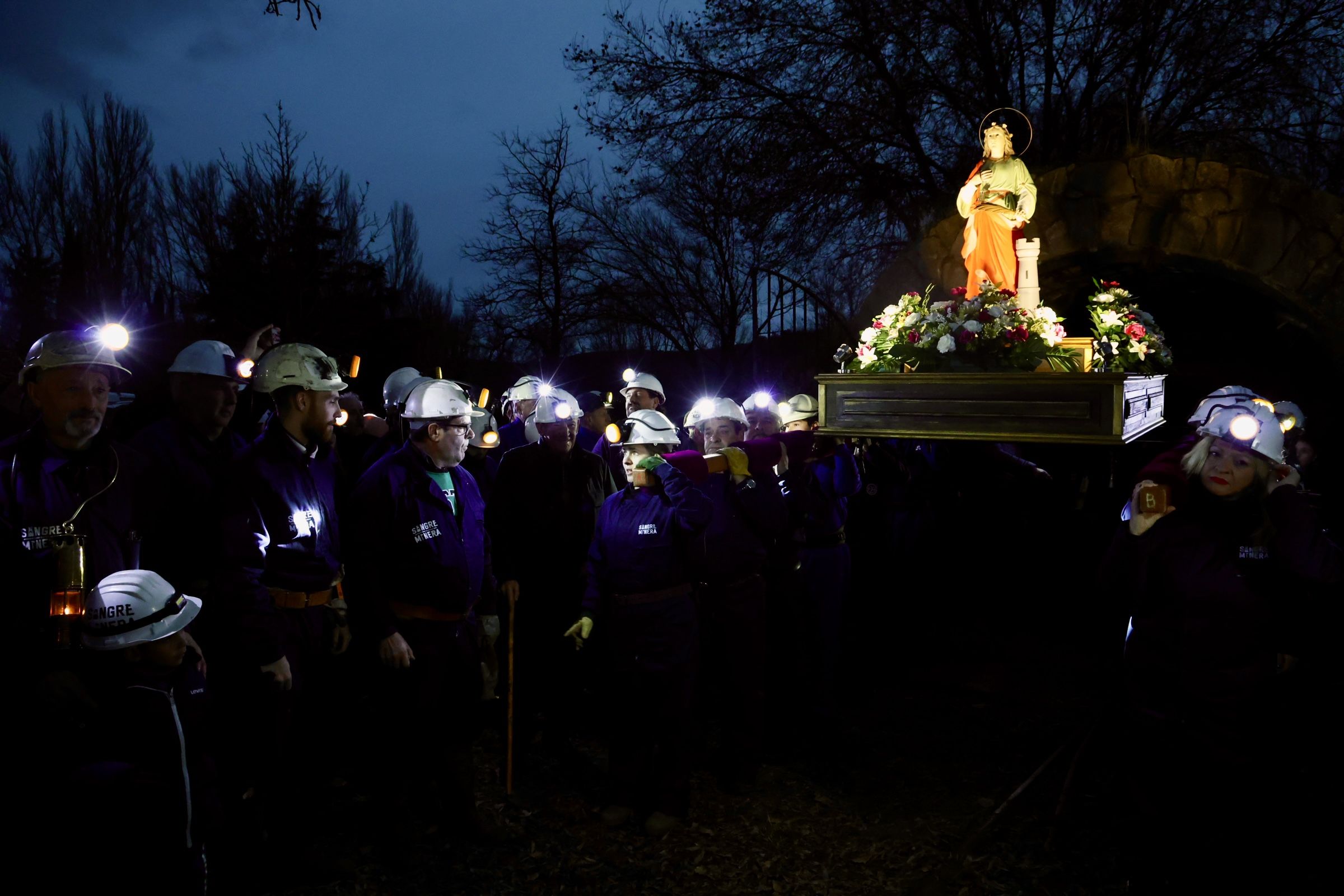 Procesión en honor a Santa Bárbara en La Robla (13)