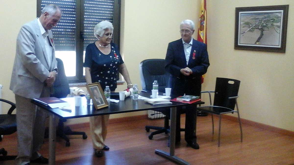 La viuda de Loewinsohn, en el centro, en el homenaje a su esposo. | ABAJO