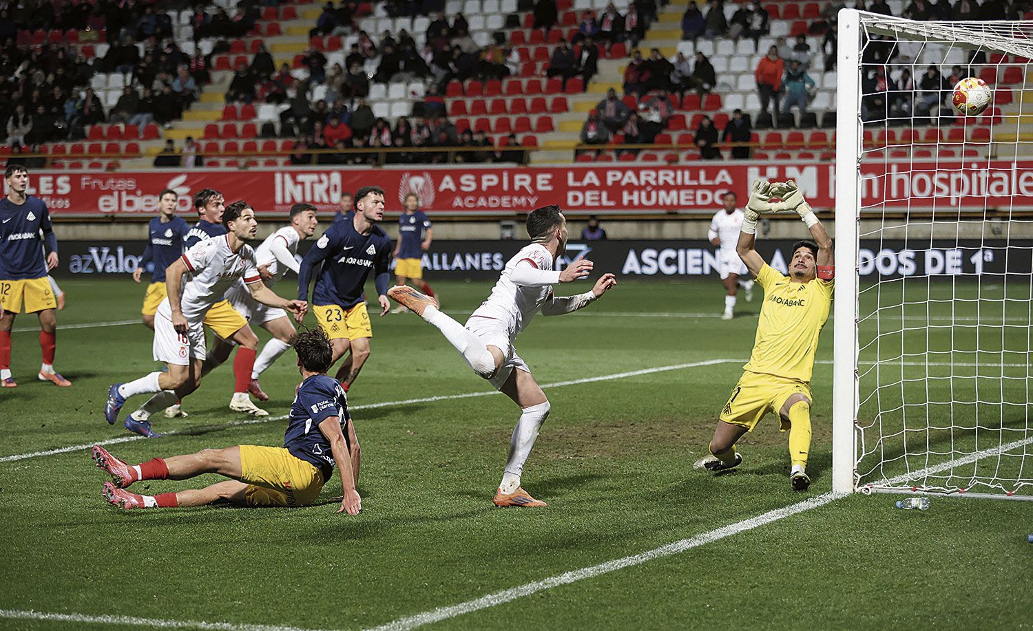 Quique Fornos cabecea ante Ratti para marcar de cabeza el gol que supuso el 3-2 de la Cultural.  FERNANDO OTERO