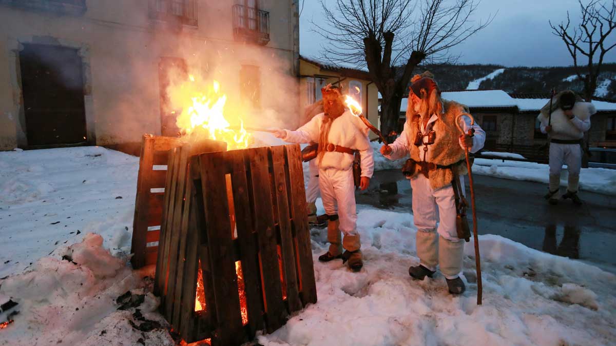 Zafarrones salen por las calles de la localidad leonesa de Riello. | EDUARDO MARGATERO (ICAL)