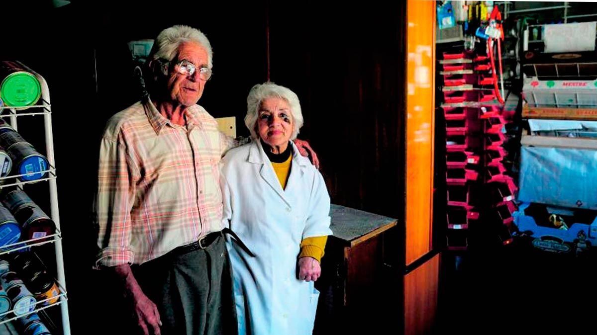 Los hermanos Fernando y Nieves Fernández de la Verdura posan en la tienda que regentan en Sabero. | MAURICIO PEÑA