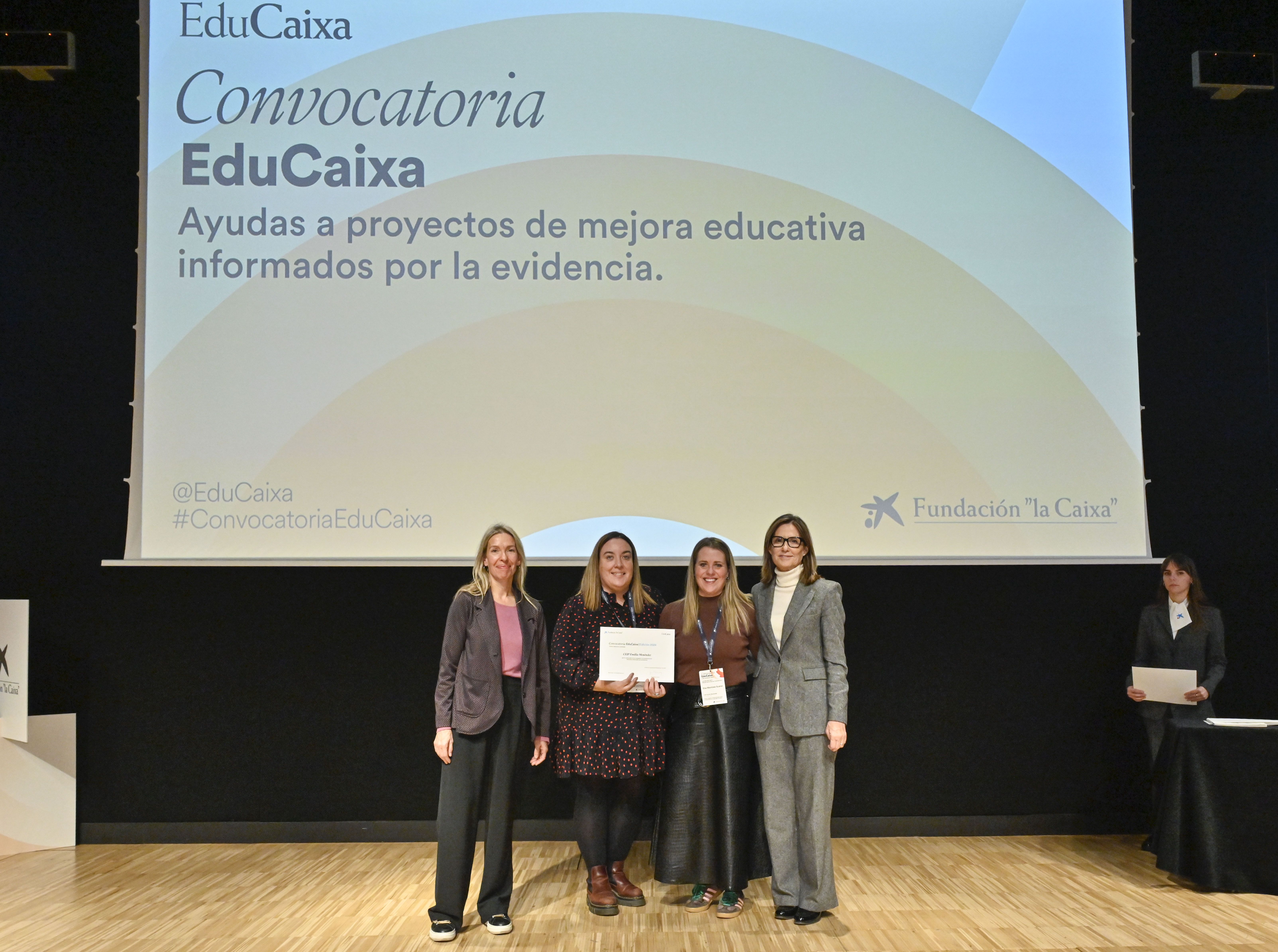Representantes del centro roblano durante el acto de reconocimiento.