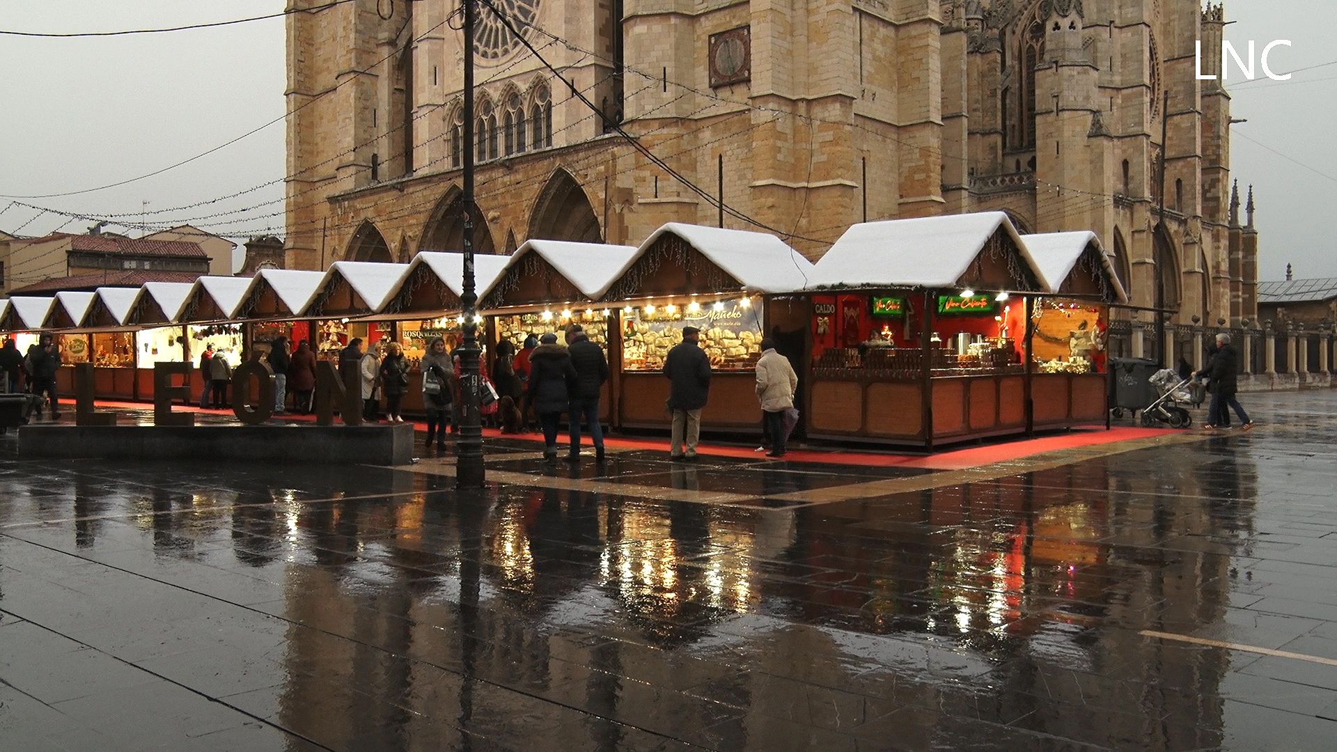 El mercadillo navideño de León, un punto de encuentro durante las fiestas