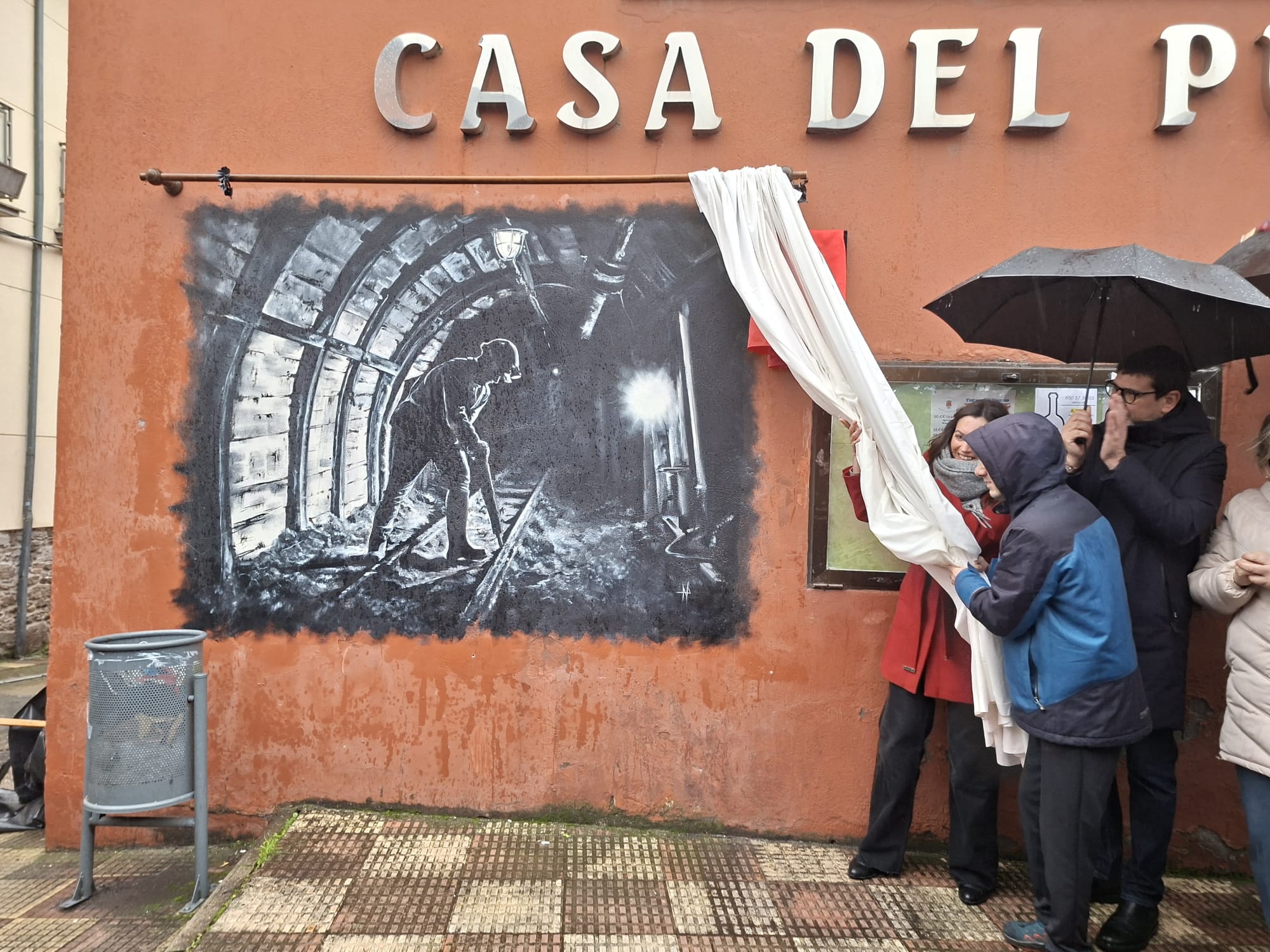 Mural minero colocado en Torre por miembros de Asprona para celebrar Santa Bárbara.