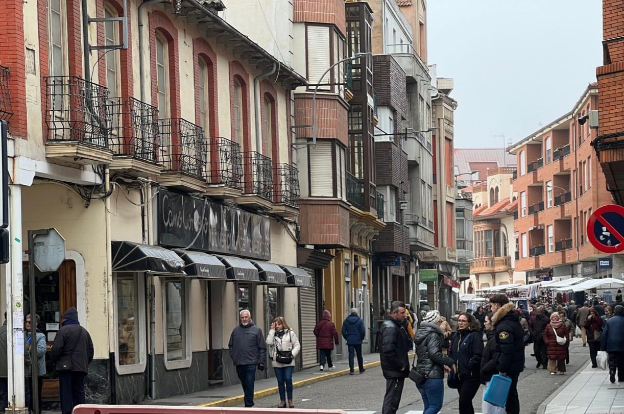 Vista de una calle de La Bañeza. | L.N.C.