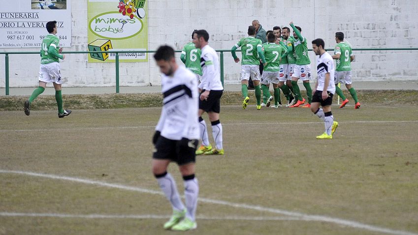 Los jugadores del Astorga celebran el gol de Ivi Vales ante la resignación de los defensores del Lealtad. | DANIEL MARTÍN