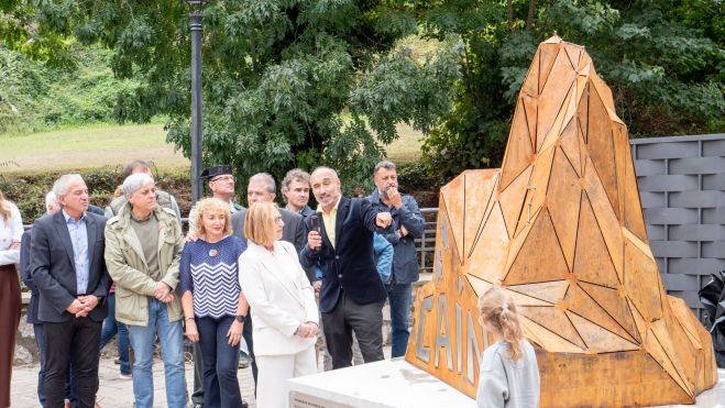 12 Carlos Cuenllas explica su monolito dedicado a las cainejas