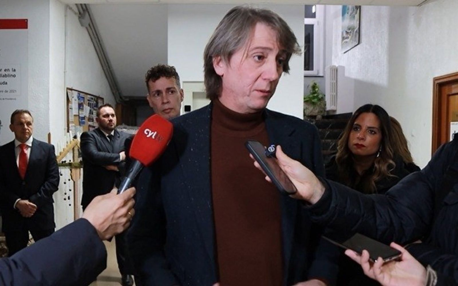 El secretario general del PSCyL, Carlos Martínez, en declaraciones a los medios en León | PSOE 