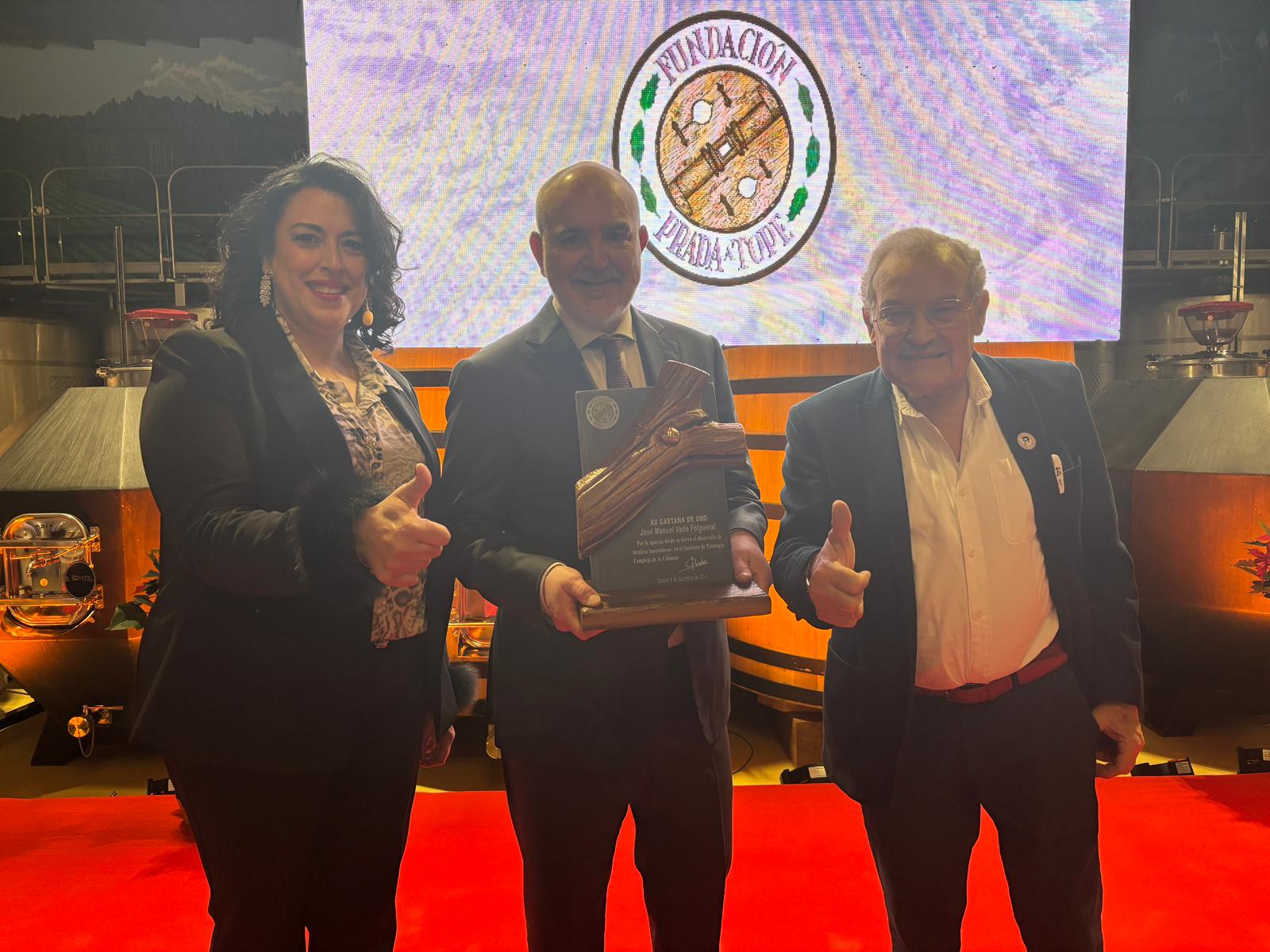 Entrega de la castaña de oro al Doctor Valle Folgueral. | JAVIER FERNÁNDEZ