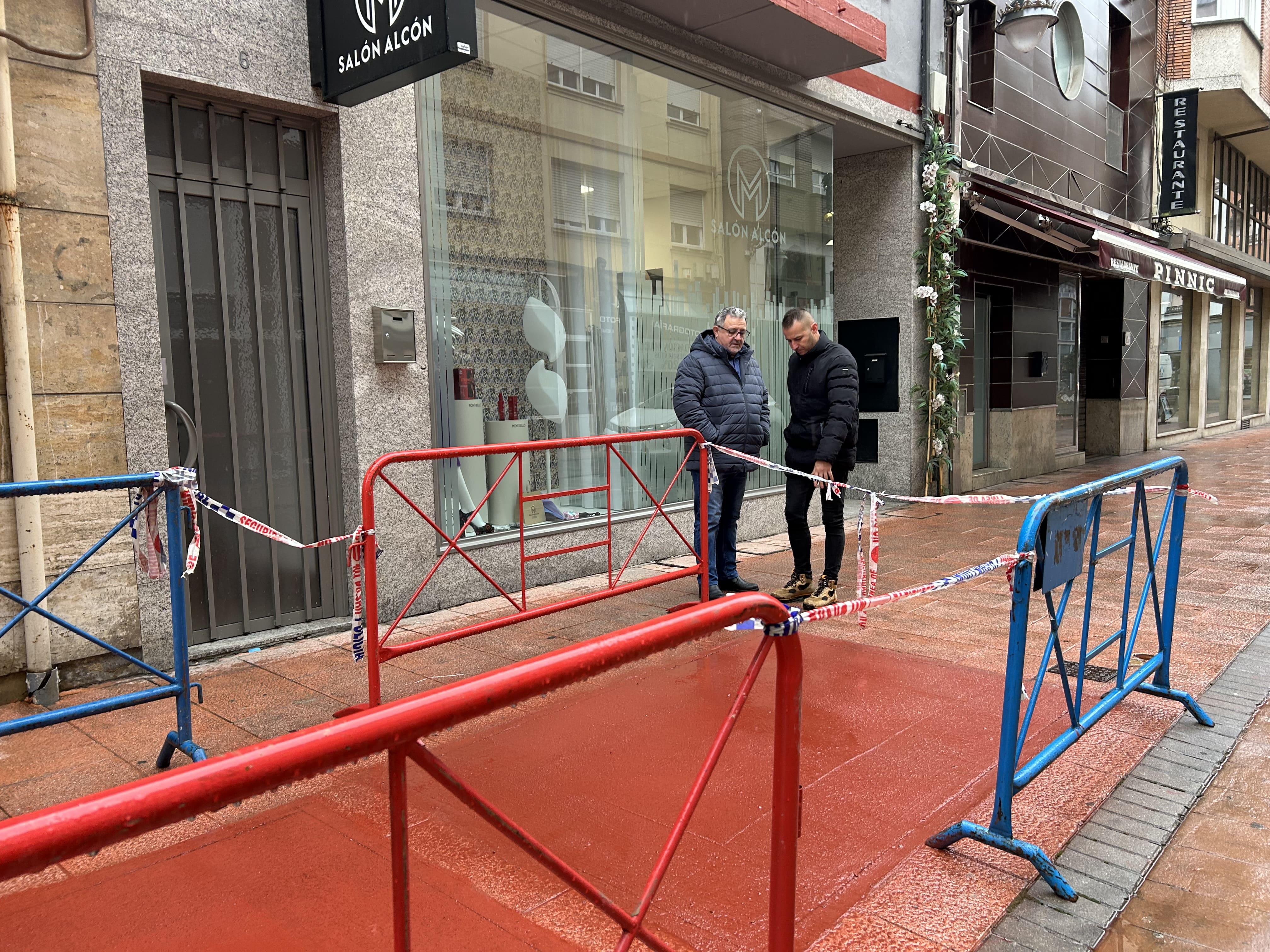 Clausura de los contenedores soterrados en la Calle Alcón de Ponferrada. | JAVIER FERNÁNDEZ