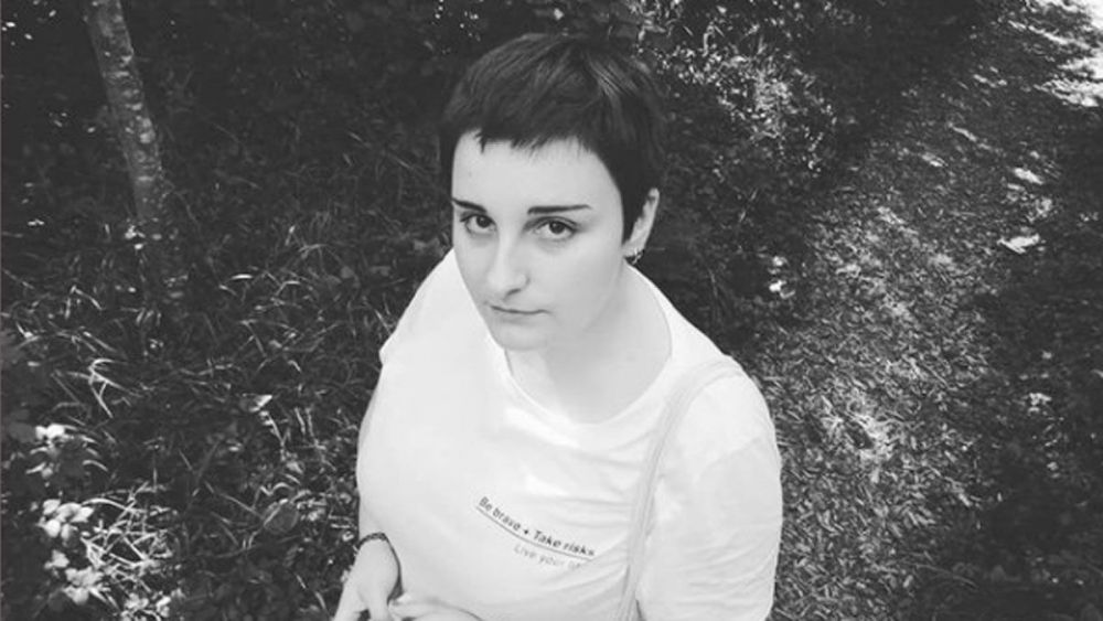 Silvia Abad Montoliú se alza cn el premio Victioriano Crémer por 'Un ser cercano'.