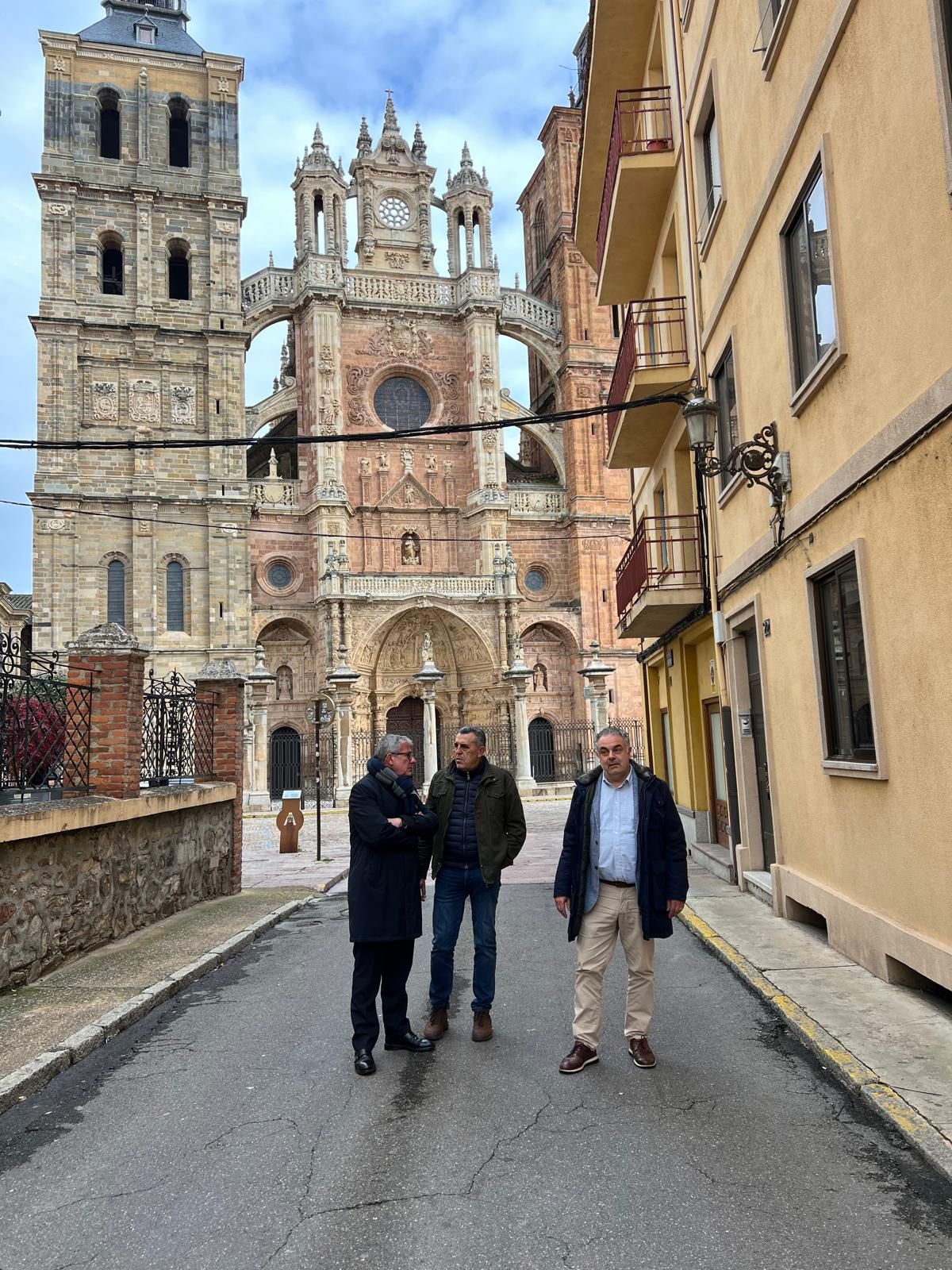 Ángel Iglesias, Emilio Arroita y José Luis Nieto en la calle Leopoldo Panero que será renovada. | L.N.C. Ángel Iglesias, Emilio Arroita y José Luis Nieto en la calle Leopoldo Panero que será renovada. | L.N.C.