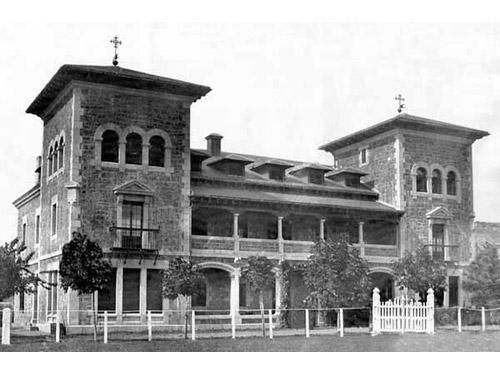 En la imagen, el histórico Palacio de los Allende en Burón.