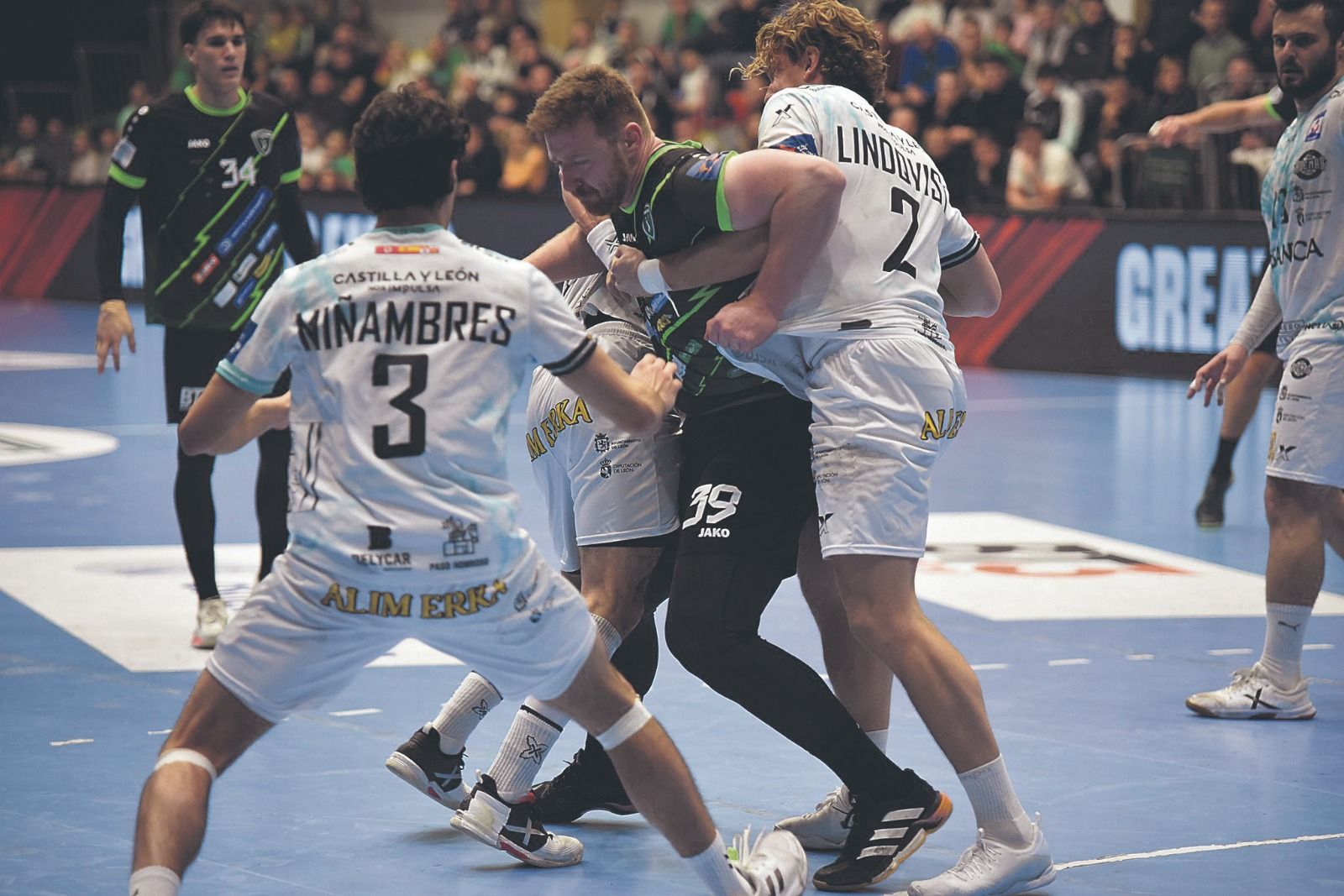 Lindqvist intenta frenar el ataque de los croatas. NEXE