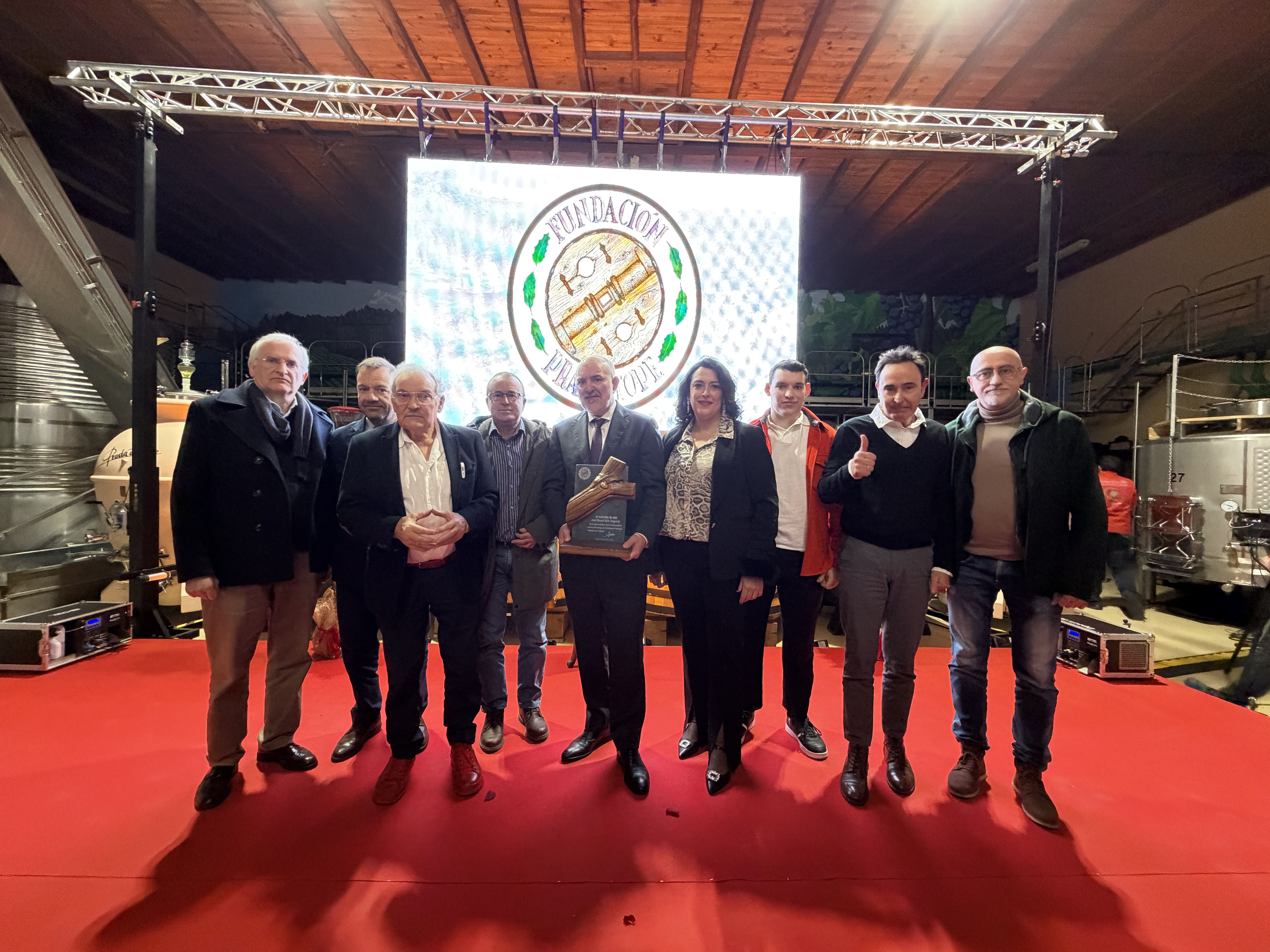 Valle Folgueral recibiendo la Castaña de Oro de la Fundación Prada a Tope hace escasos días. Valle Folgueral recibiendo la Castaña de Oro de la Fundación Prada a Tope hace escasos días.