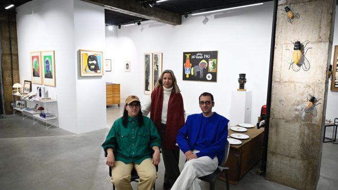 El equipo de la galería Ármaga, María Pérez Fernández, Marga Carnero y Fran Santa Cruz, ante algunas de las obras de Arroyo.SAÚL ARÉN