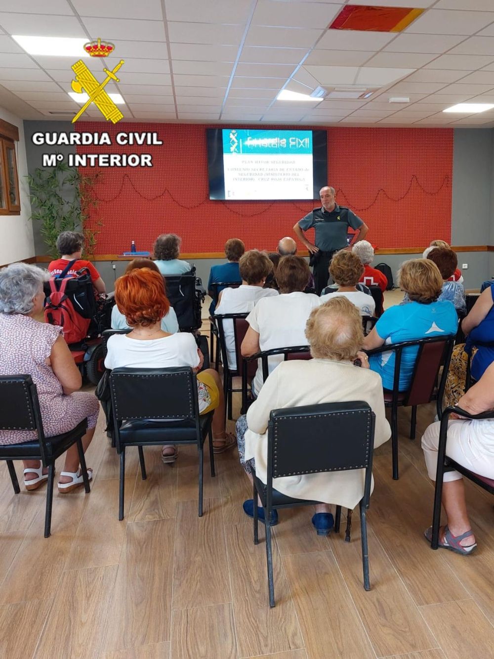 Imagen de una de las charlas para mayores impartidas por la Guardia Civil de León | L.N.C.