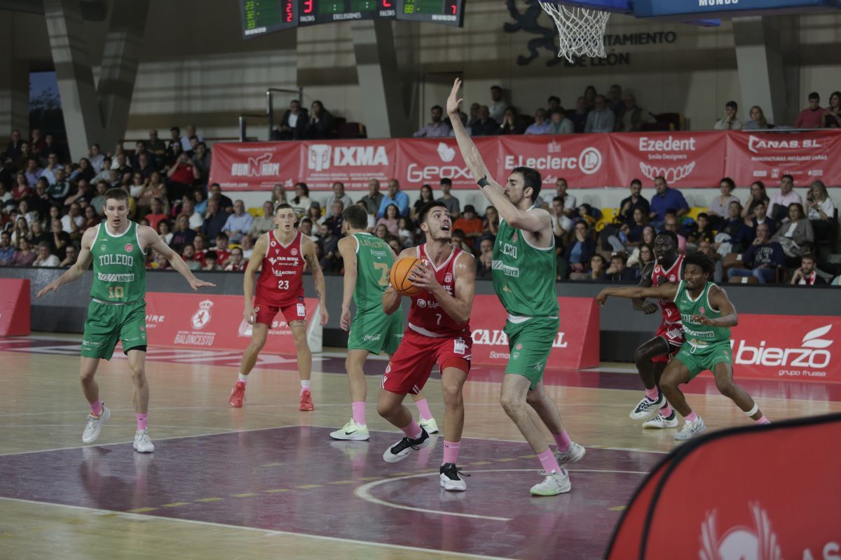 Imagen de archivo de un partido de la Cultural de baloncesto. FERNANDO OTERO