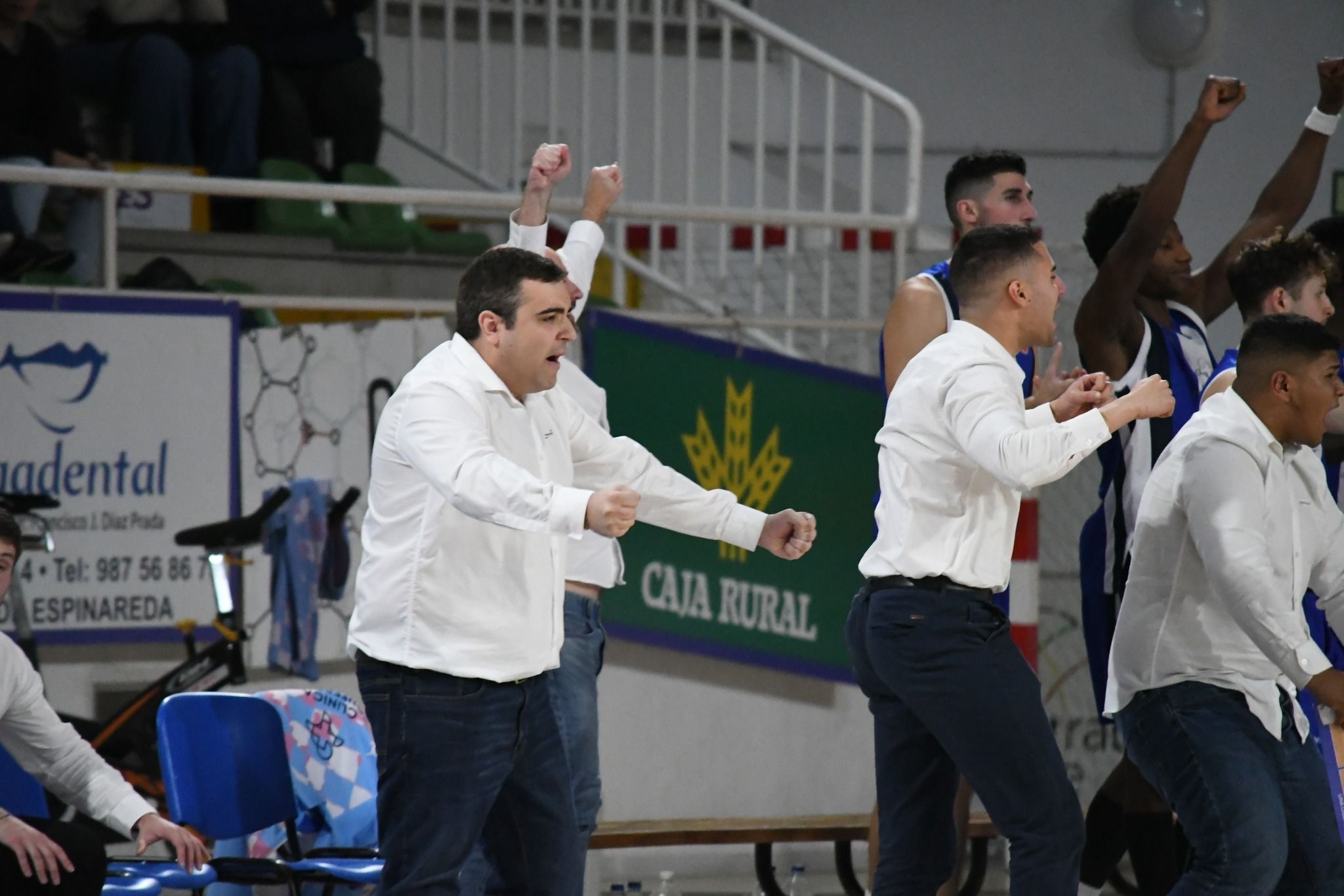 Oriol Pozo celebrando durante el partido ante Caja87 en el Lydia Valentín. REDBLANQUIAZUL